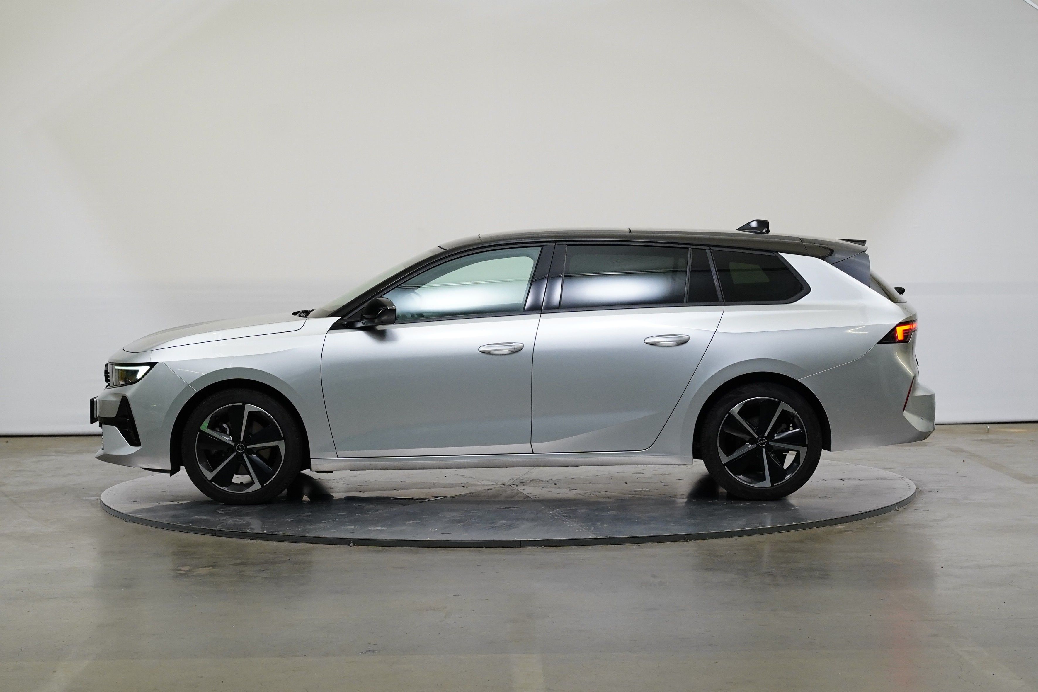 Opel Astra, 1.2T 96k W - fotka 3