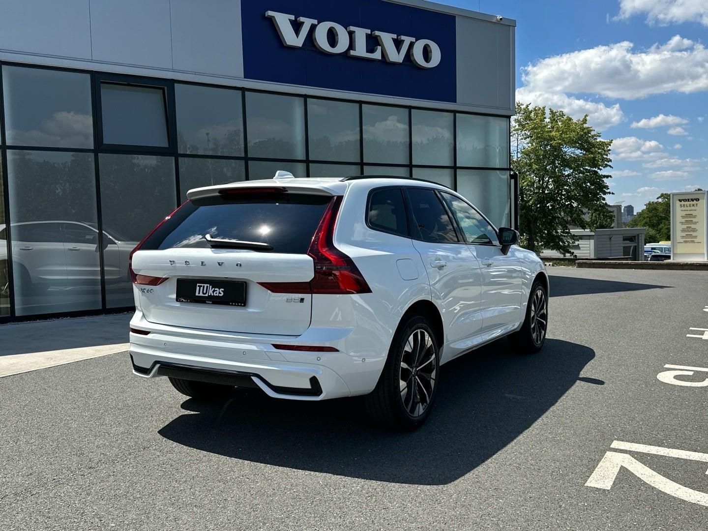 Volvo XC60, 2.0B5 184kW 4x4  PLUS DARK - fotka 6