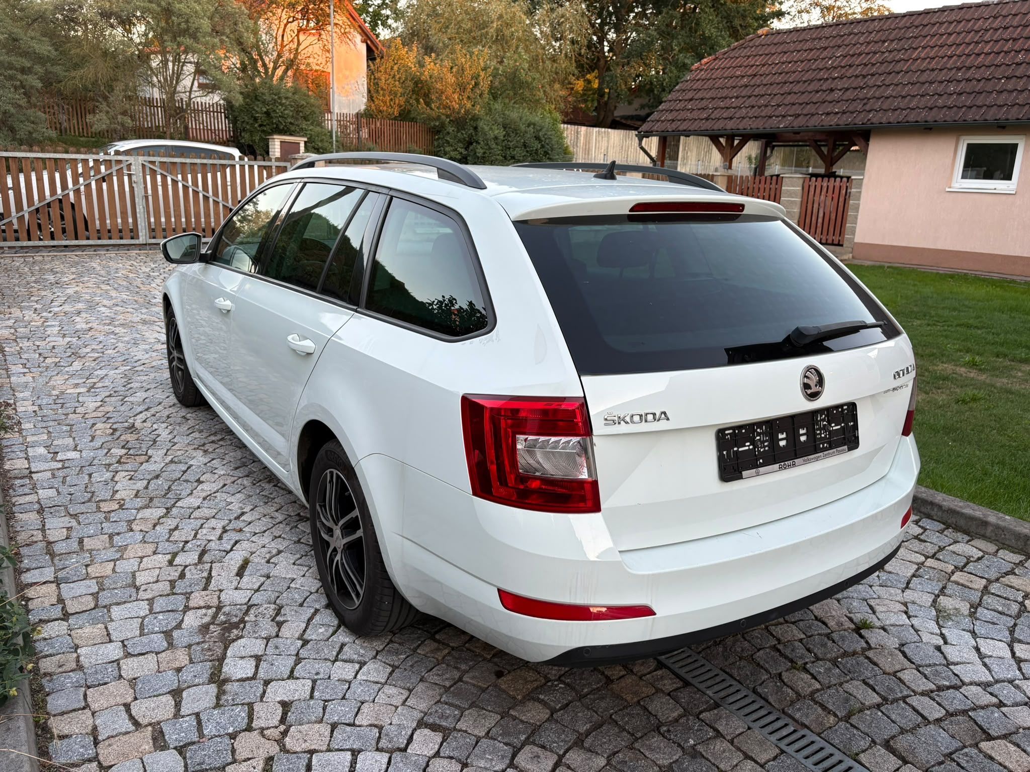 Škoda Octavia, III kombi 1,6 TDI 81KW Ambient - fotka 6