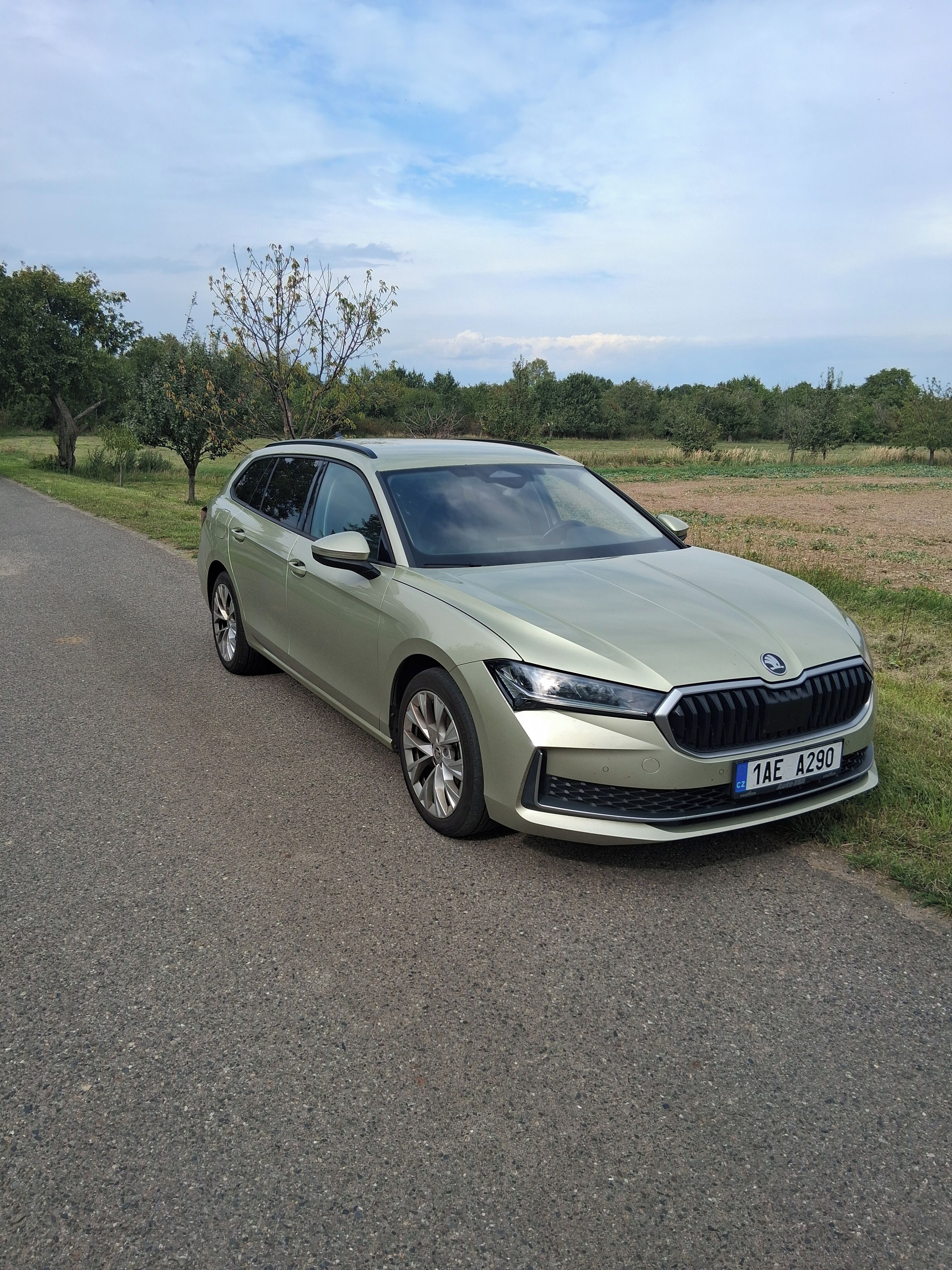 Škoda Superb, ŠKODA SUPERB   2.0 TDi DSG 7st - fotka 2
