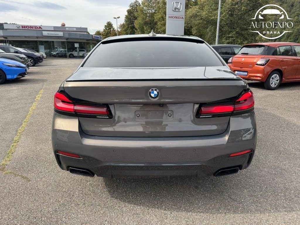 BMW Řada 5, M550i 390KW xDrive - fotka 5