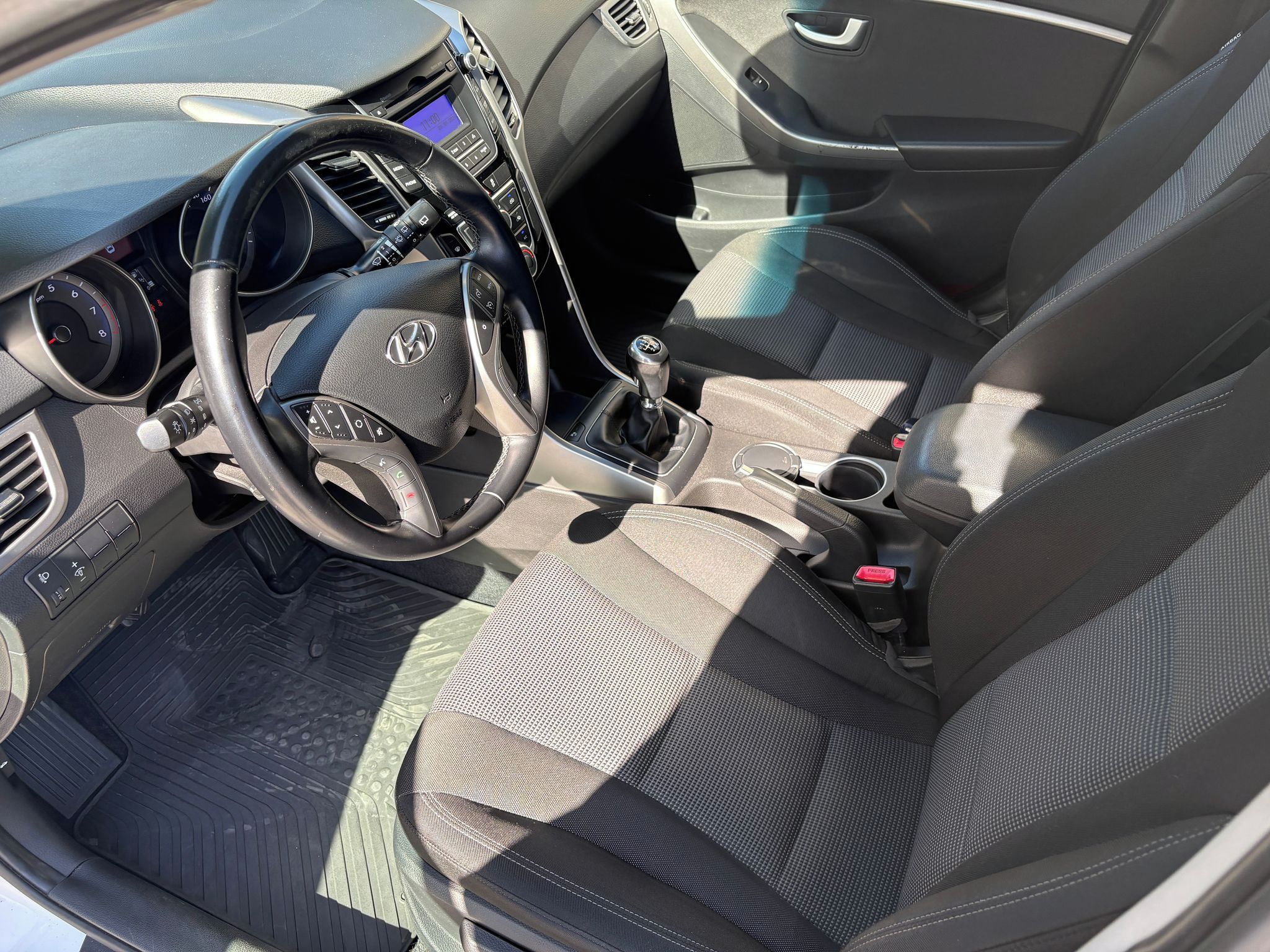 Hyundai i30, Trikolor 1.6i 88kW - fotka 6