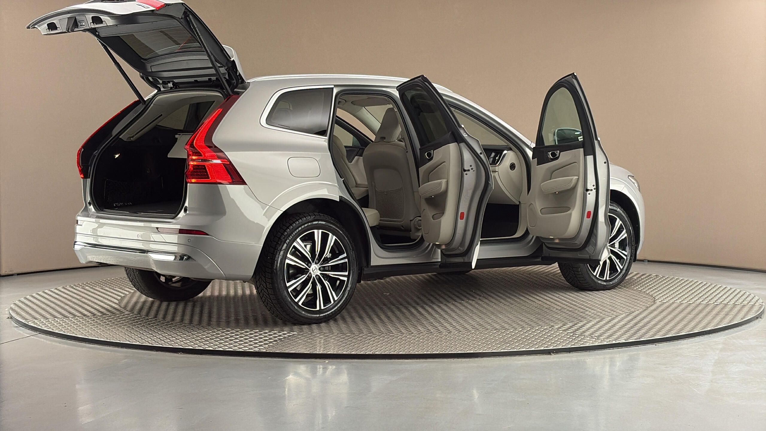 Volvo XC60, 2.0 B4 AUT AWD Inscription - fotka 6