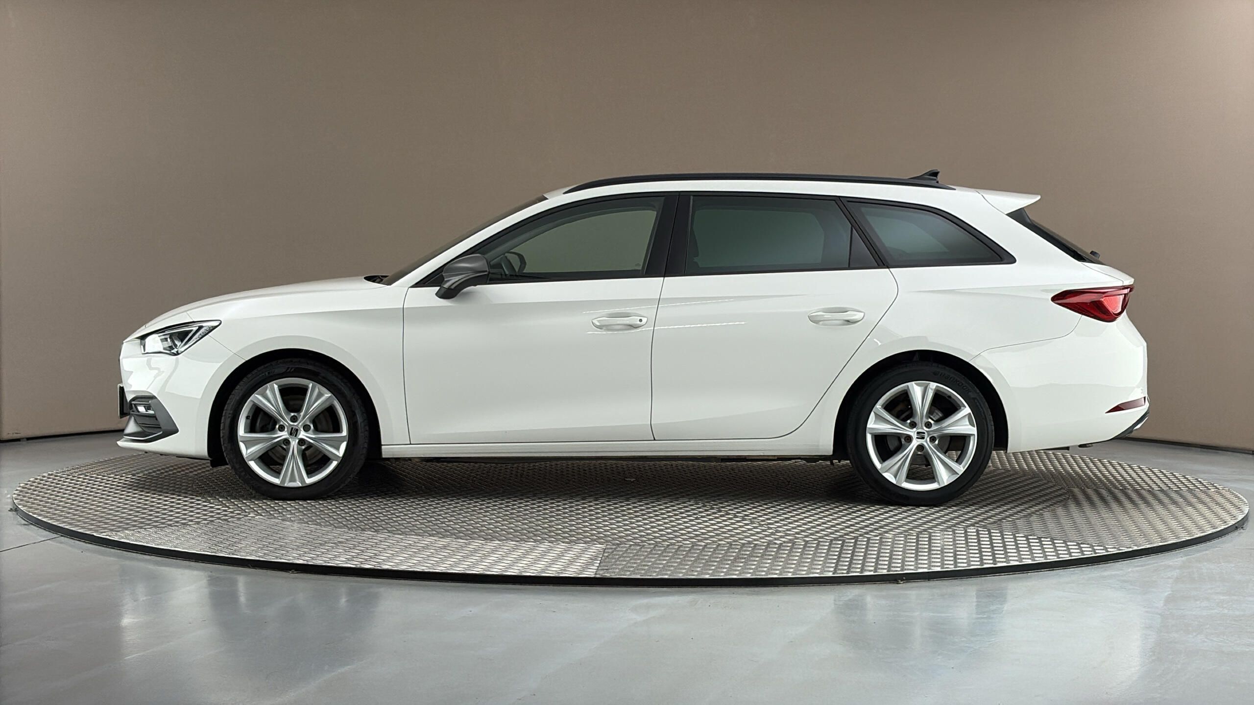Seat Leon, 2.0 TDI DSG FR Sportstourer - fotka 4