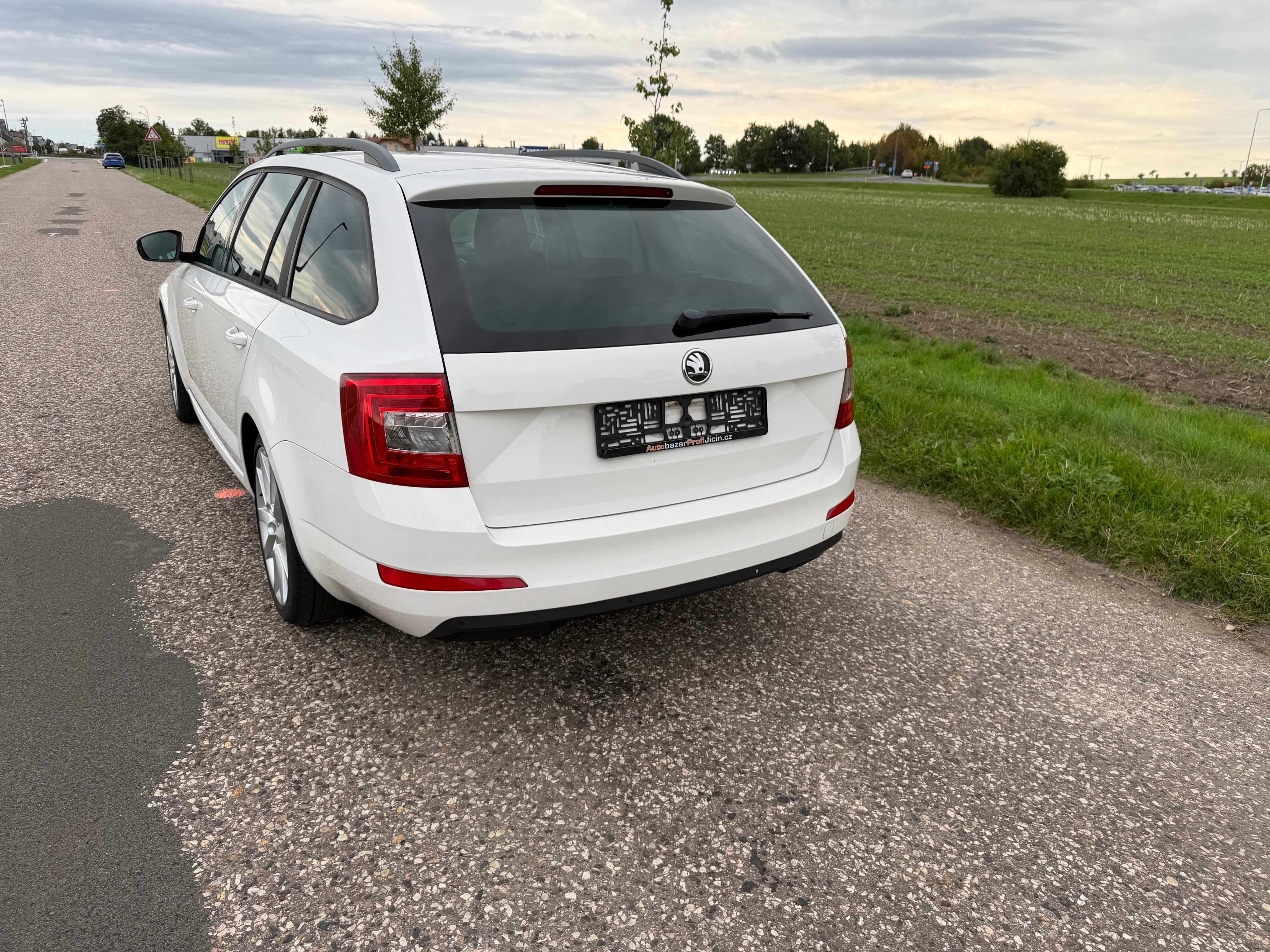 Škoda Octavia, 1,6 TDi pravid.servis,nová STK - fotka 6