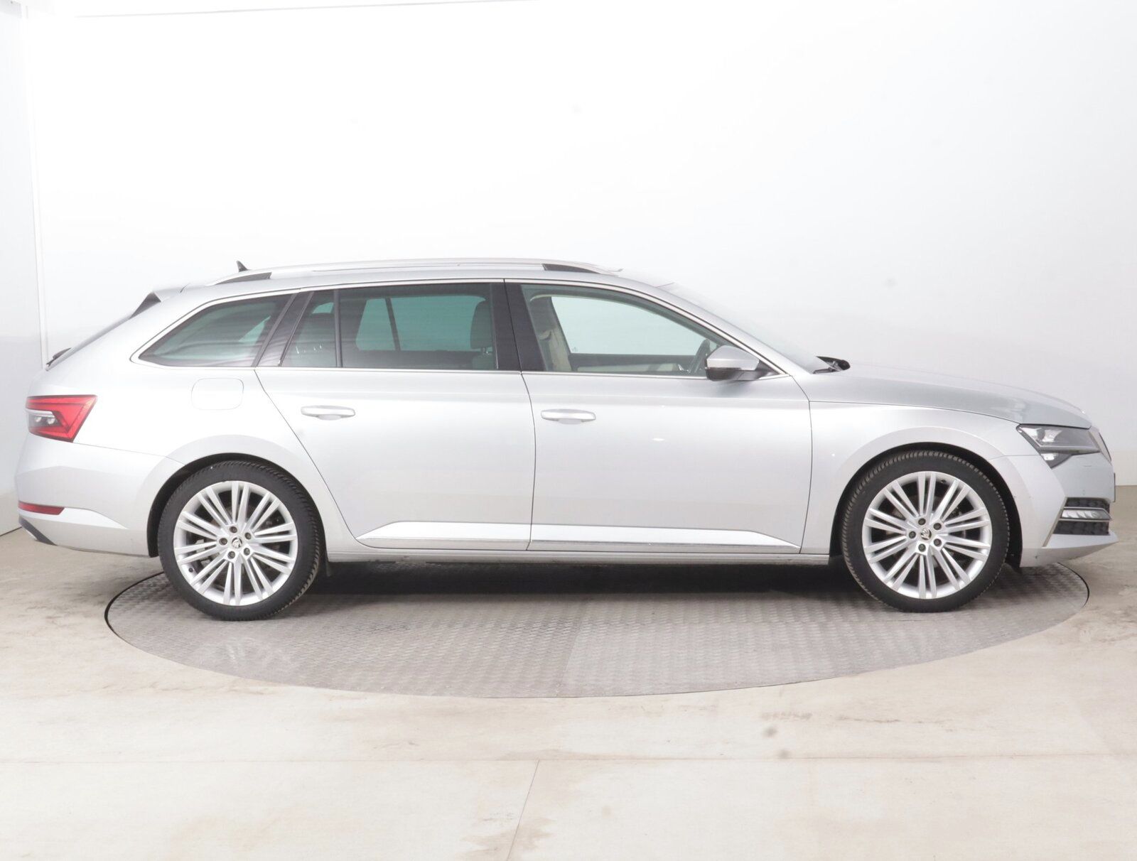 Škoda Superb, 2.0 TDI, Laurin&Klement - fotka 6