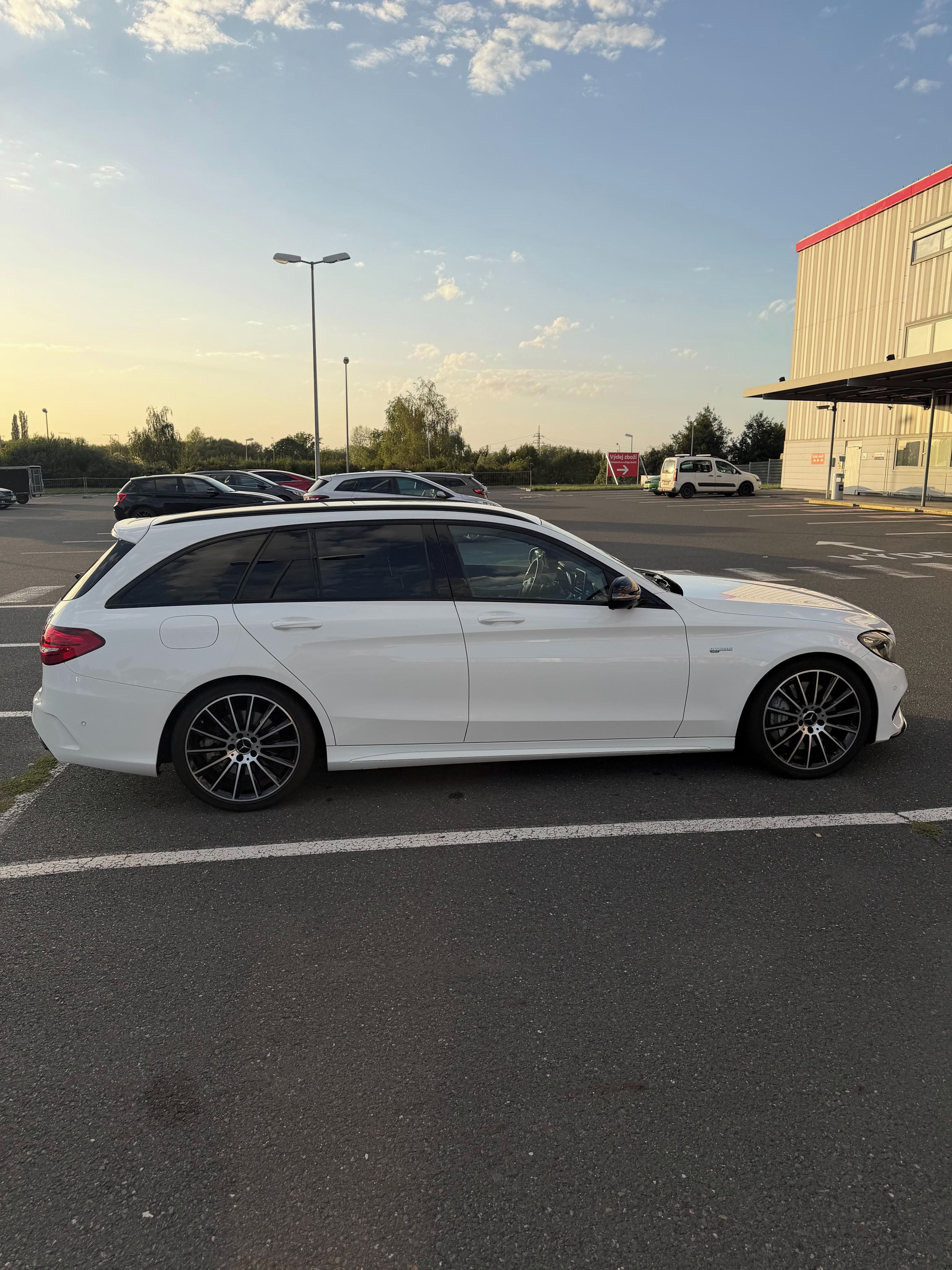 Mercedes-Benz Třídy C, C43 AMG - fotka 4
