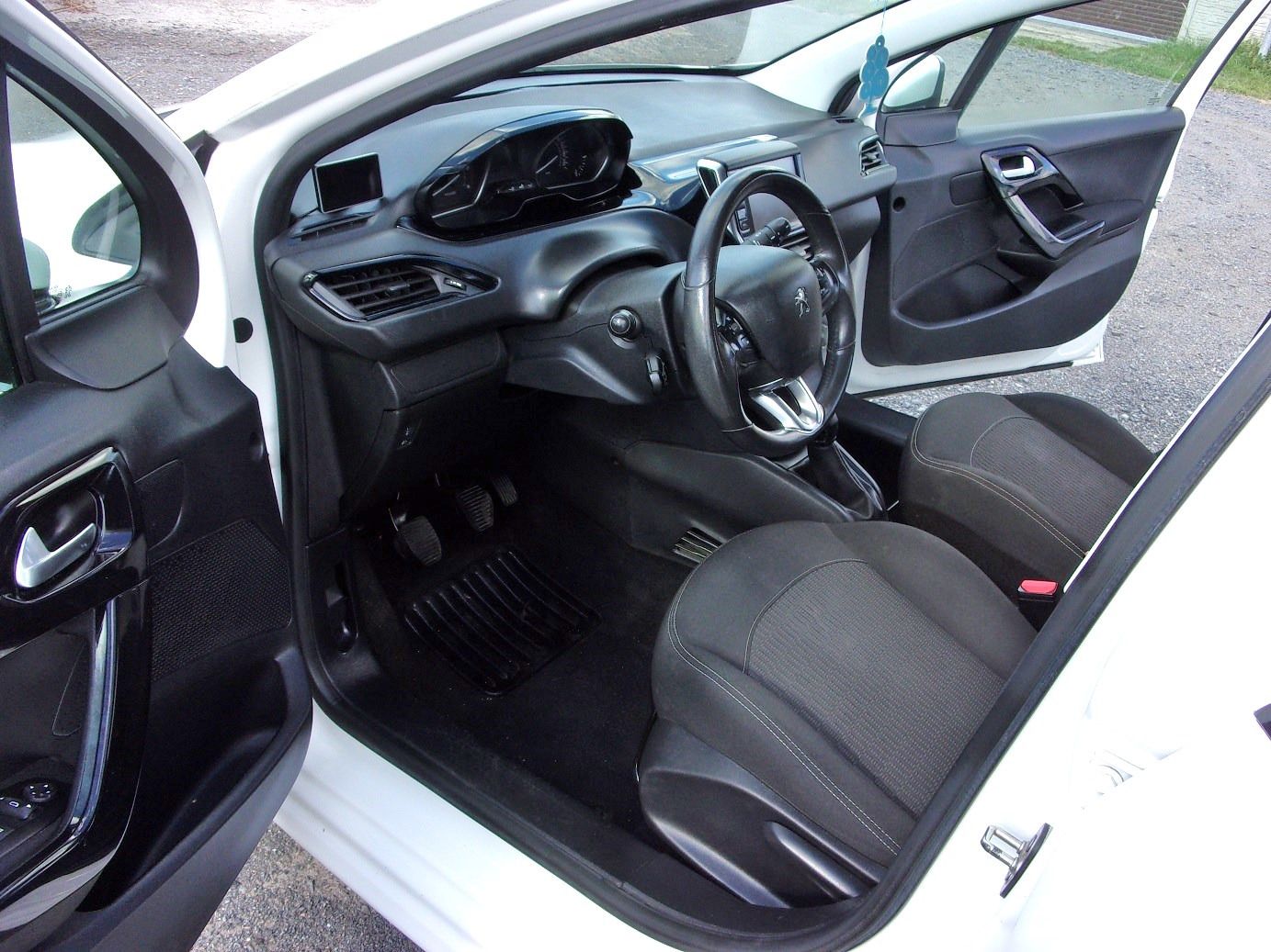 Peugeot 208, 1.6HDI,nová STK,ČR,pěkný - fotka 5