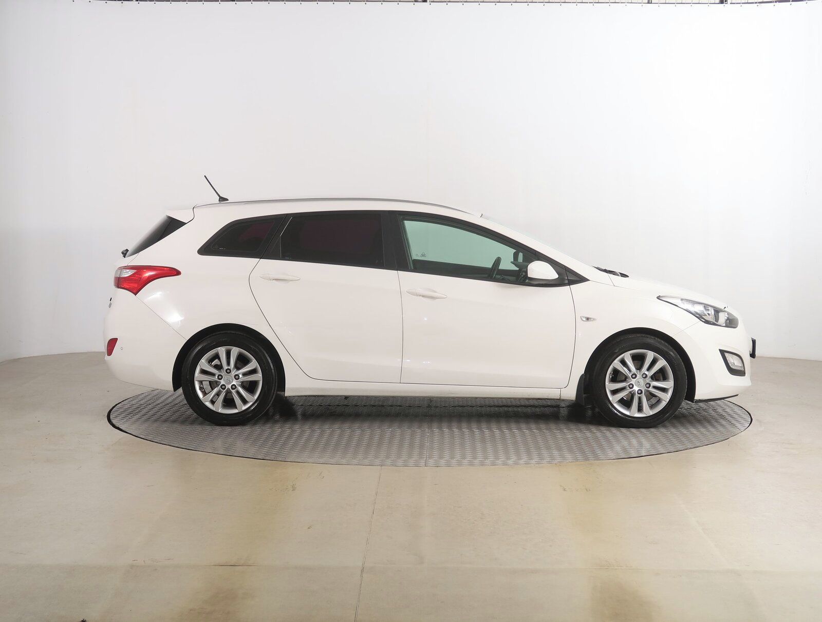 Hyundai i30, 1.6 MPI, Serv.kniha - fotka 6