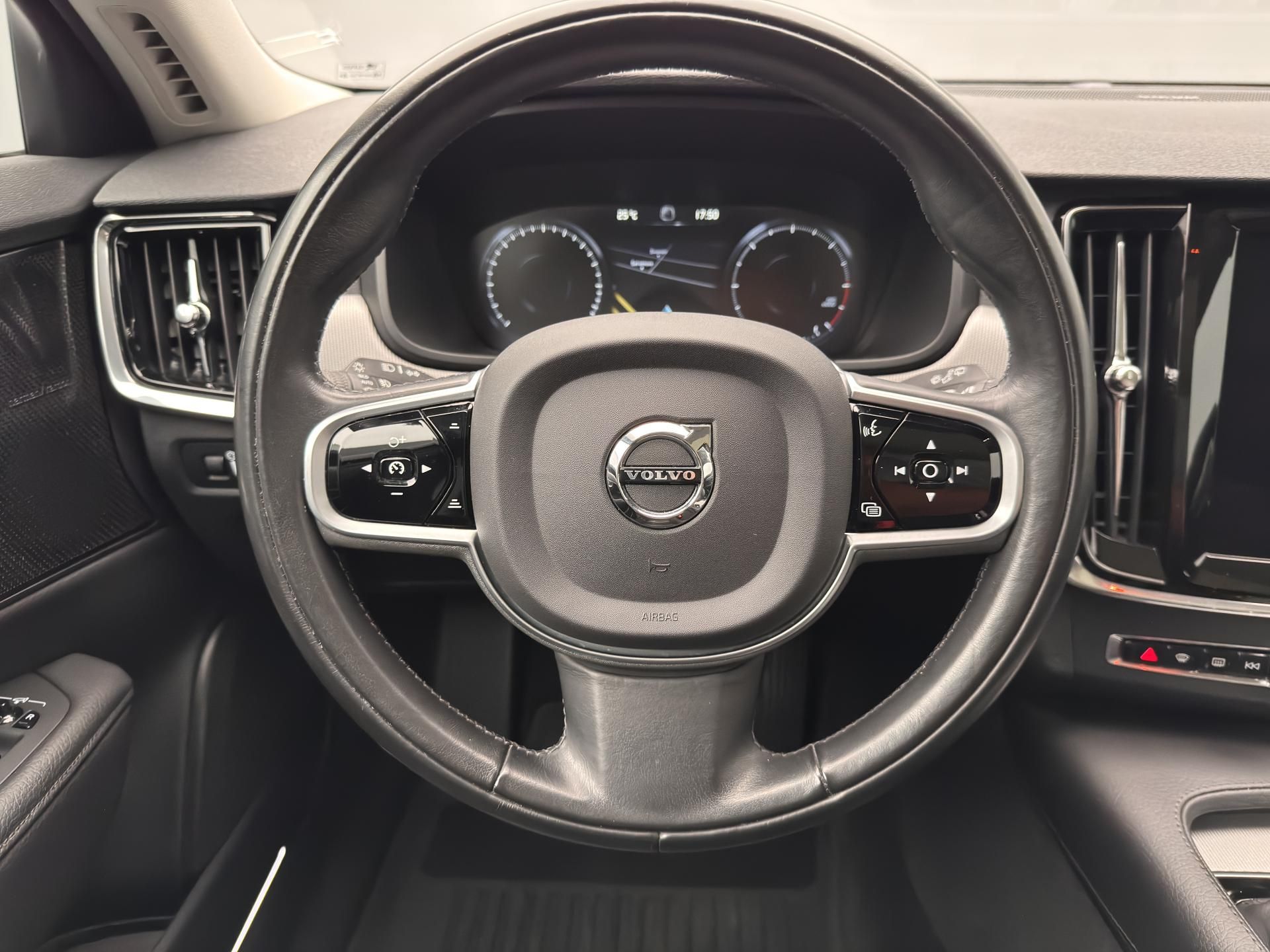Volvo V90, CC D4 AWD MOMENTUM PRO - fotka 3