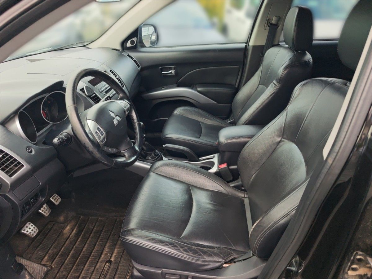 Mitsubishi Outlander, 2,0 DI-D 4x4 7míst - fotka 6