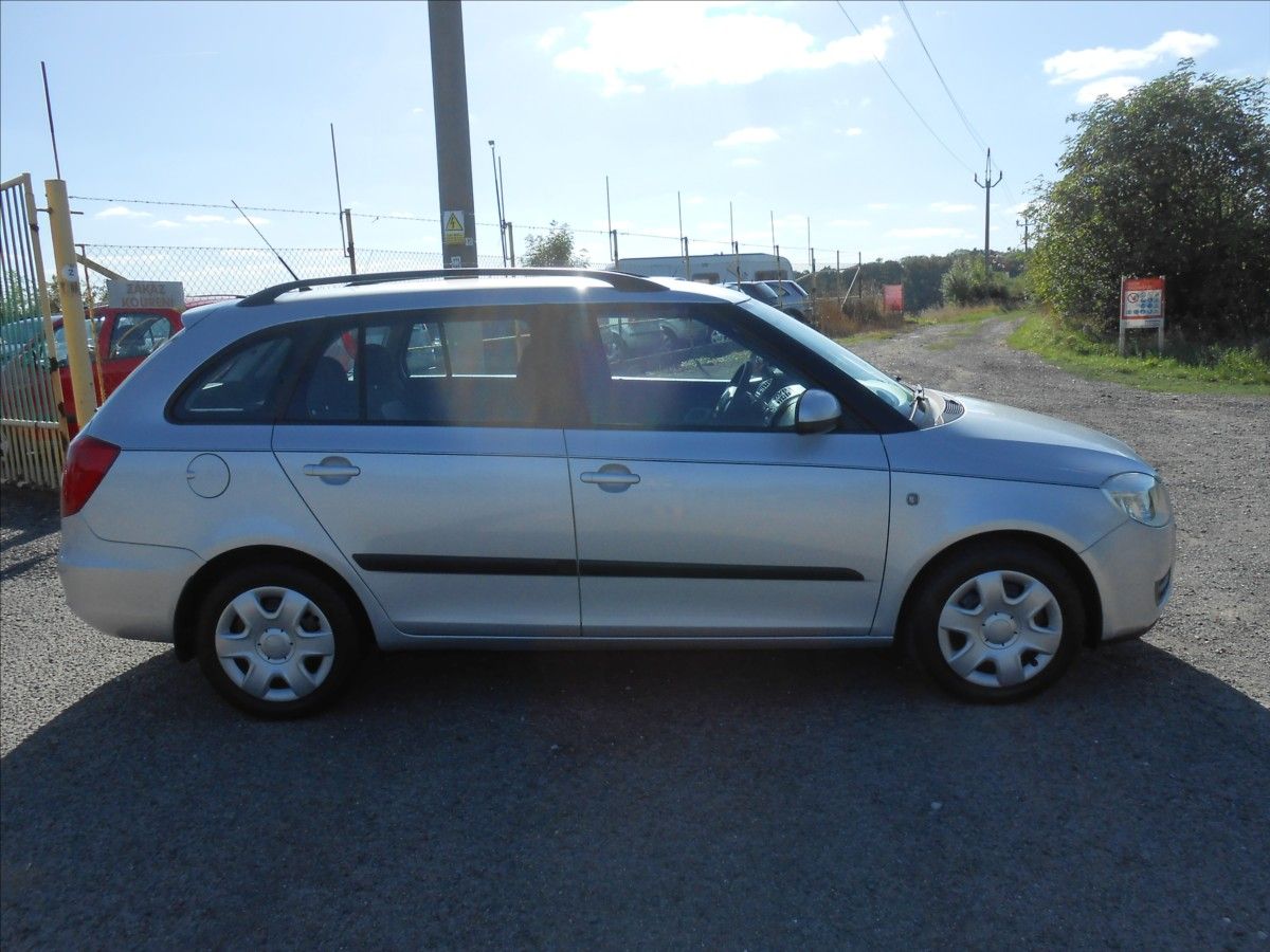 Škoda Fabia, 1,4 i 16V KOMBI KLIMA - fotka 3