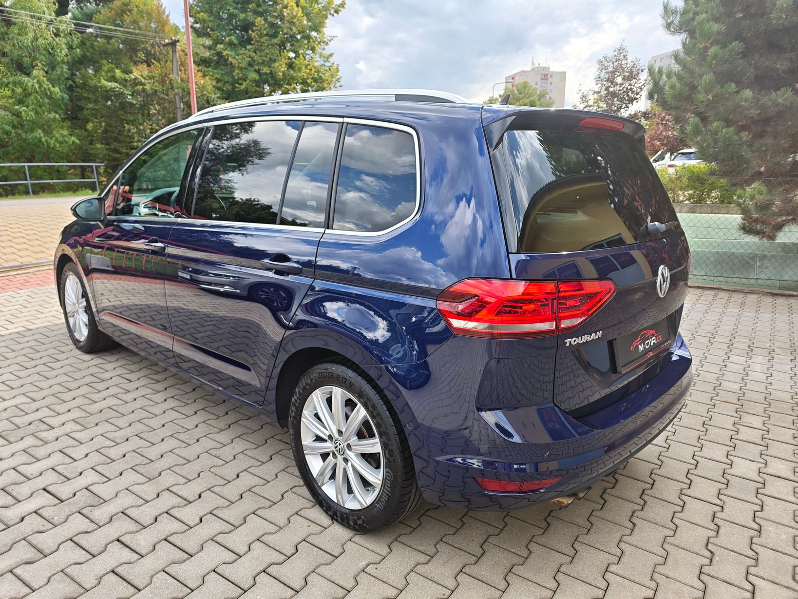 Volkswagen Touran, 1.4 TSI HIGHLINE, DSG, VÝHŘEV - fotka 3