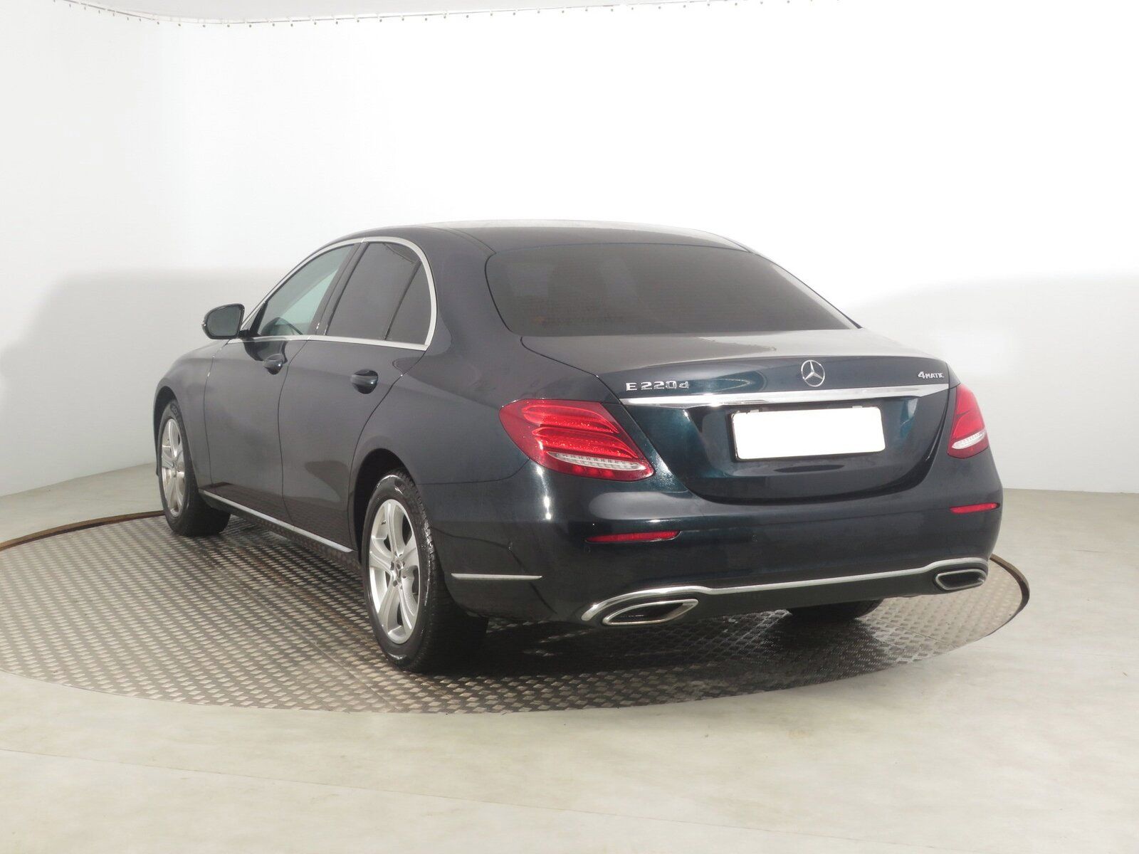 Mercedes-Benz Třídy E, 220 d 4MATIC, Classic, 4X4 - fotka 4