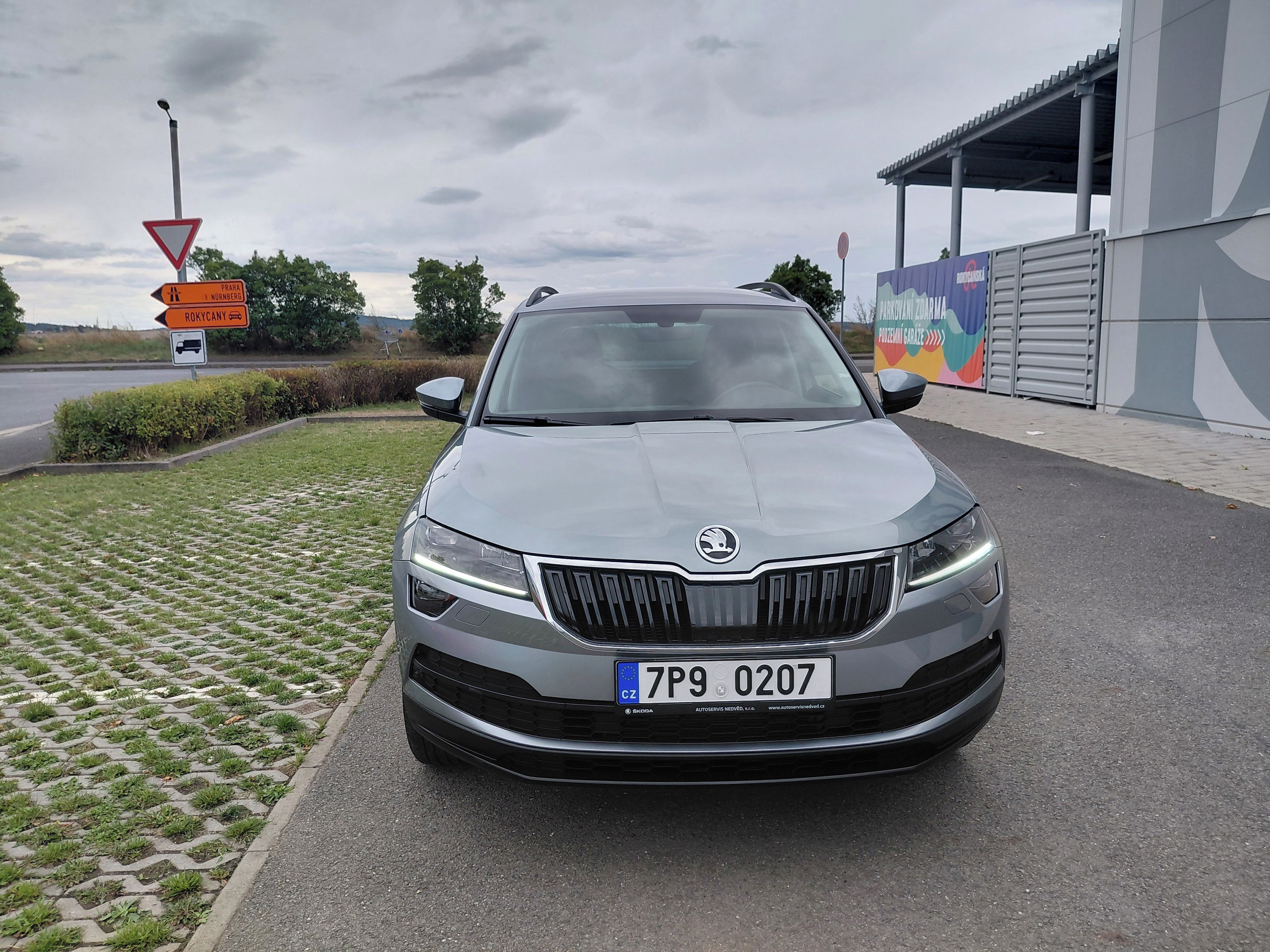 Škoda Karoq, 1.5TSI 110KW 1.MAJ,+ZIMNÍ KOLA - fotka 2