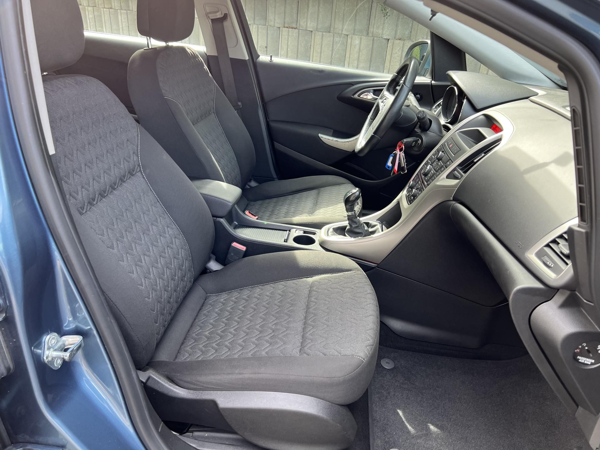 Opel Astra, 1.4T 103 kW 1.MAJ SERVISKA - fotka 6
