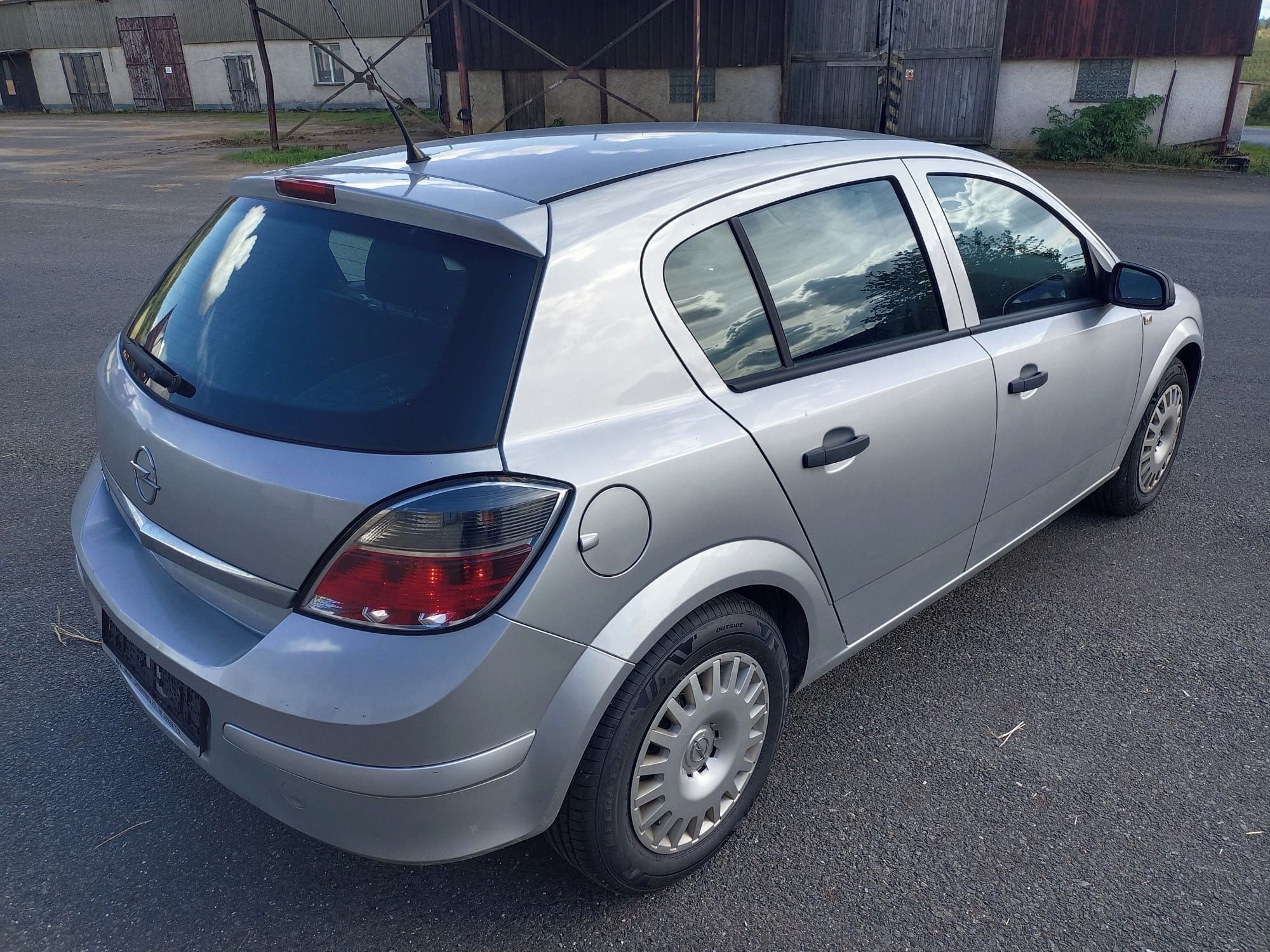 Opel Astra, H 1.4 66Kw RV.2009 - NOVÁ STK - fotka 4