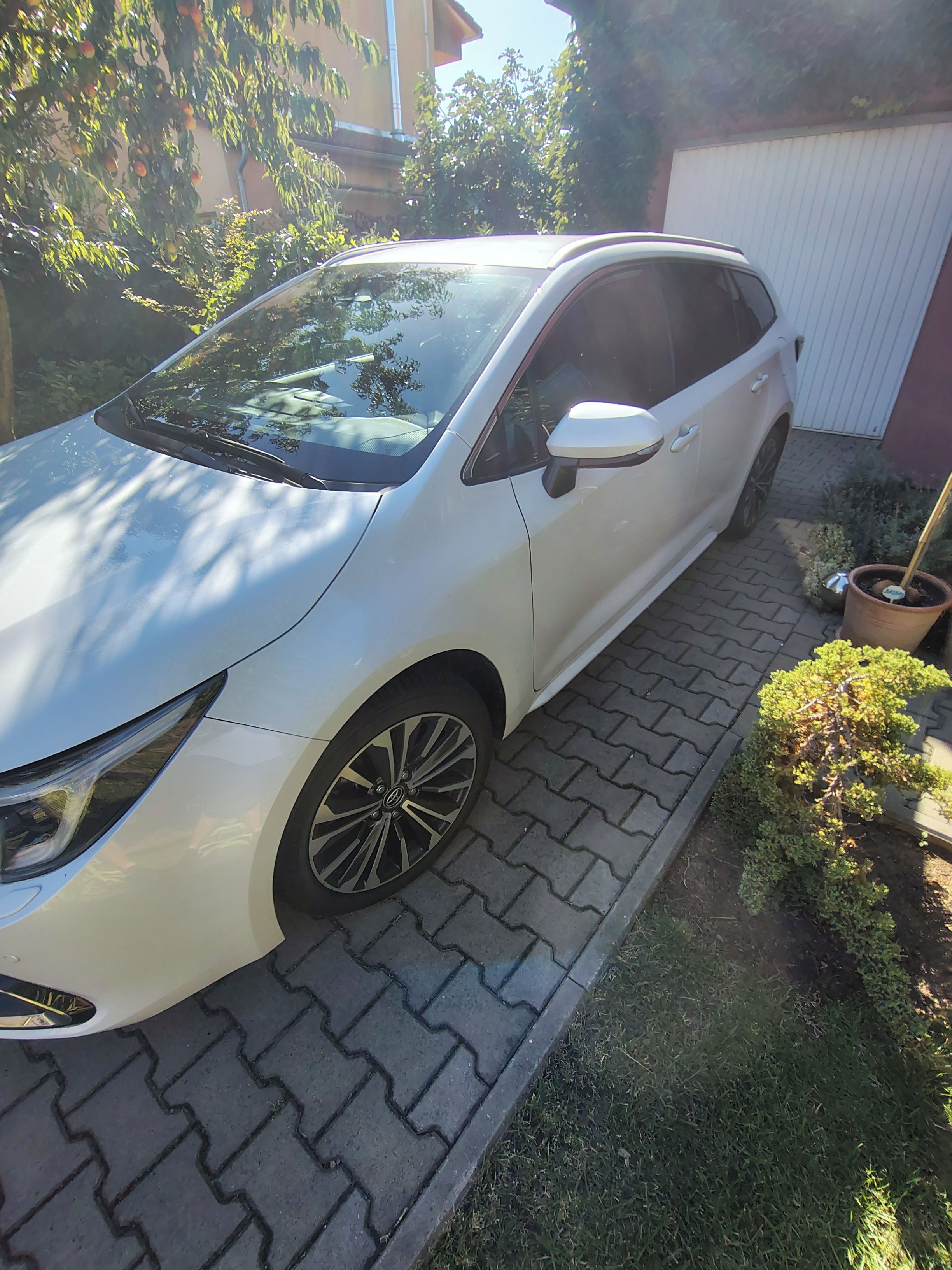 Toyota Corolla, 1.8 e-CVT Style - fotka 2
