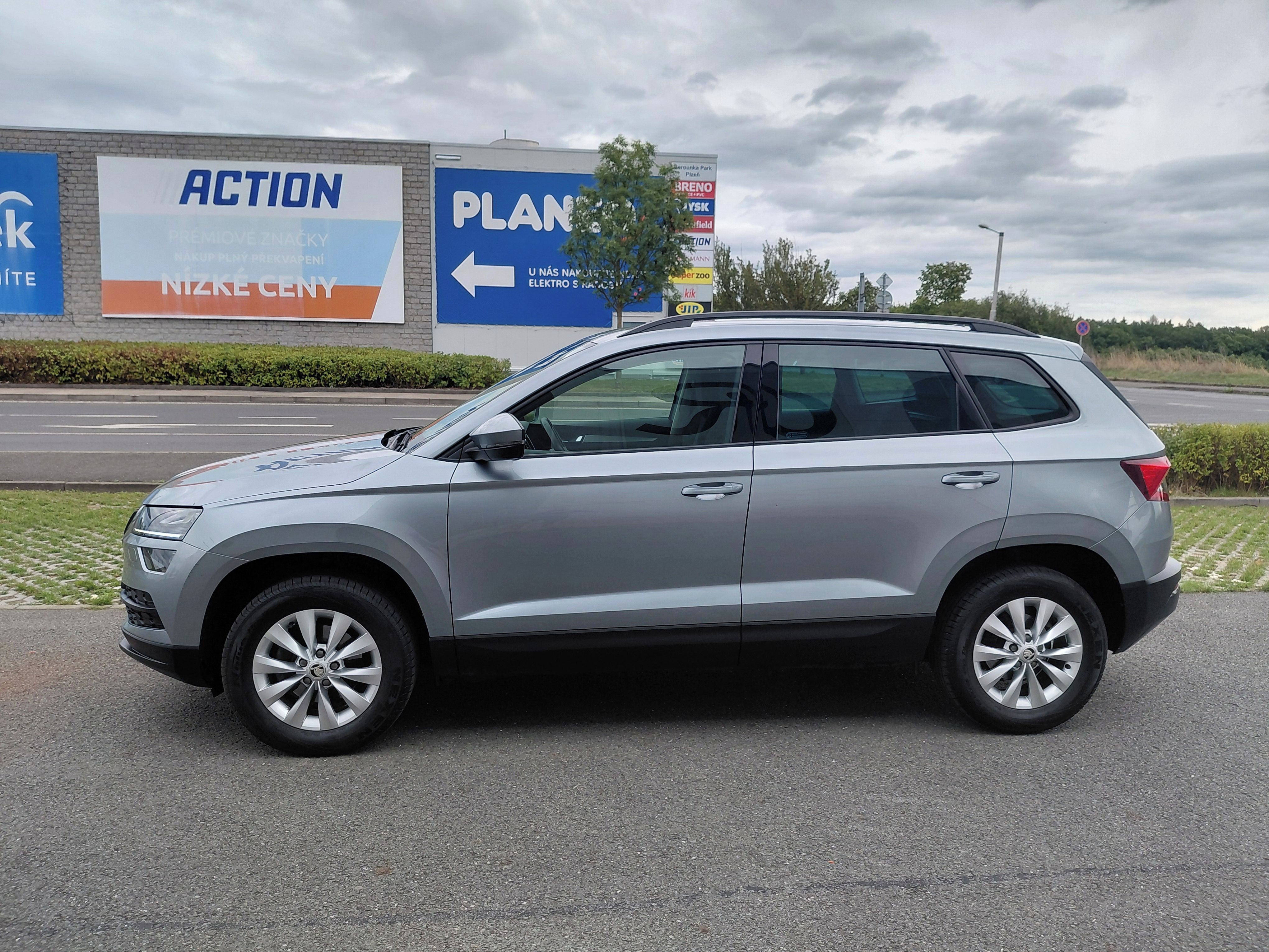 Škoda Karoq, 1.5TSI 110KW 1.MAJ,+ZIMNÍ KOLA - fotka 4