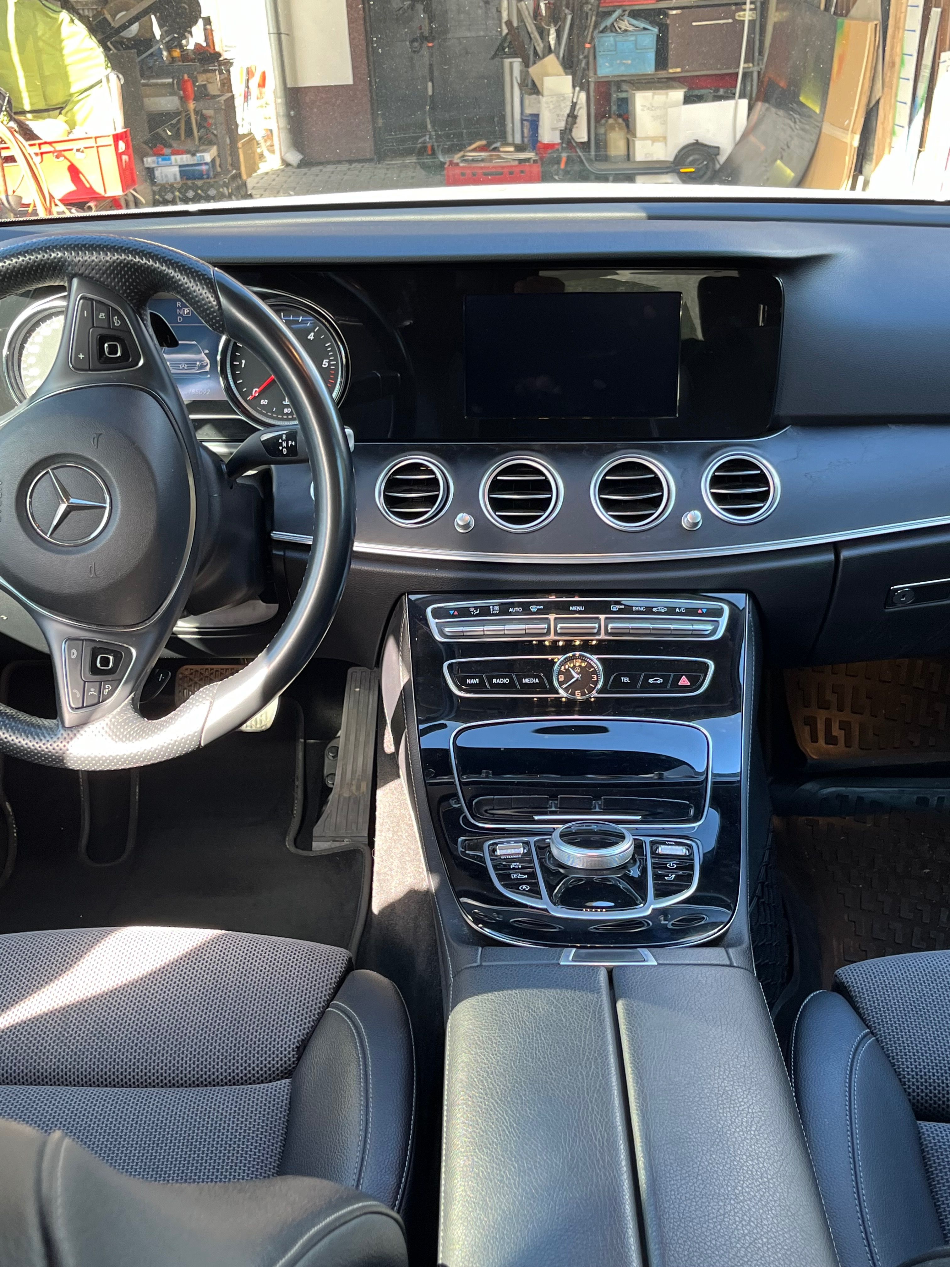Mercedes-Benz Třídy E, Mercedes-Benz E 220d T 143kW - fotka 6
