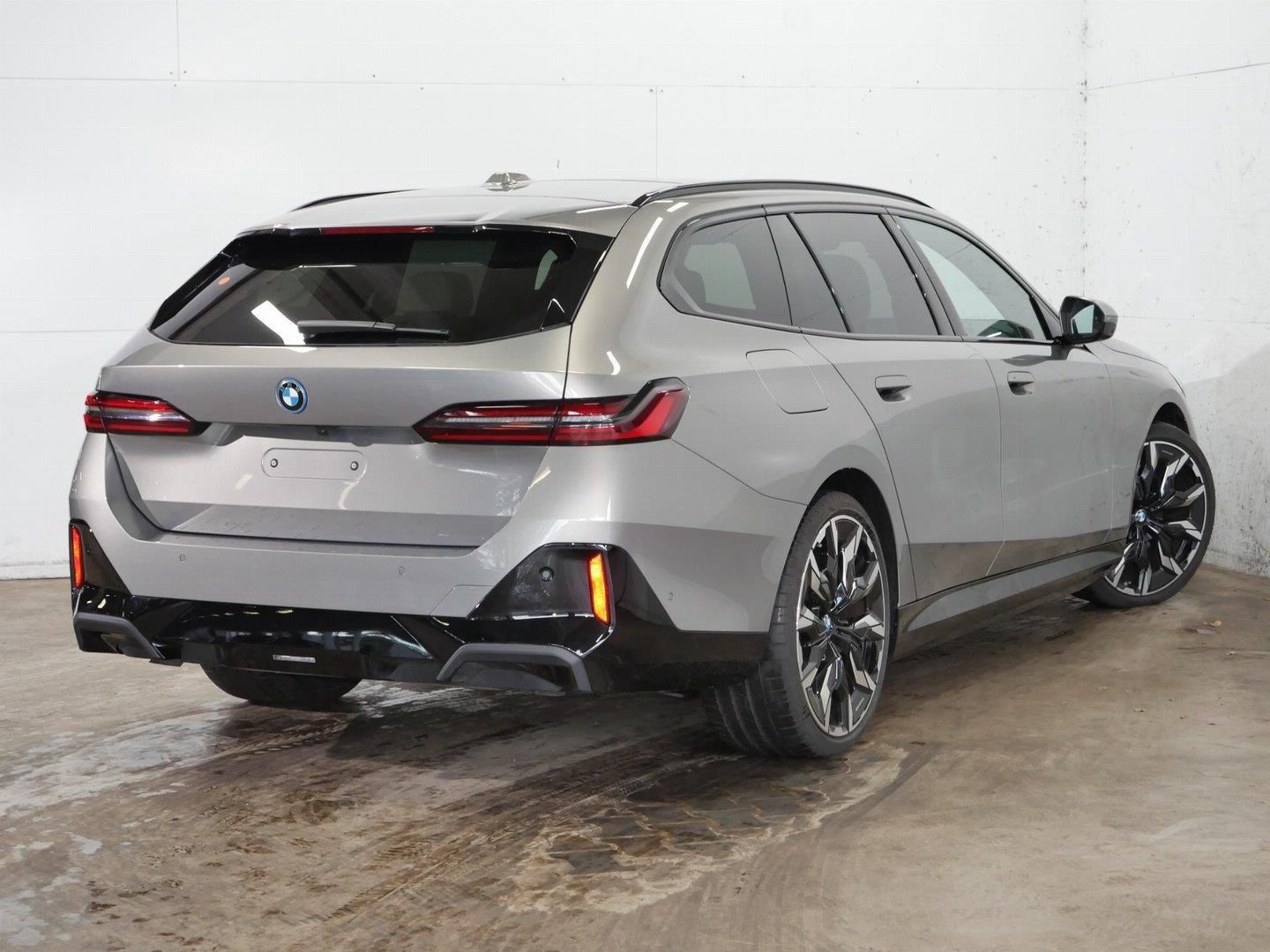 BMW Řada 5, 550e xDrive Touring M PRO - fotka 4