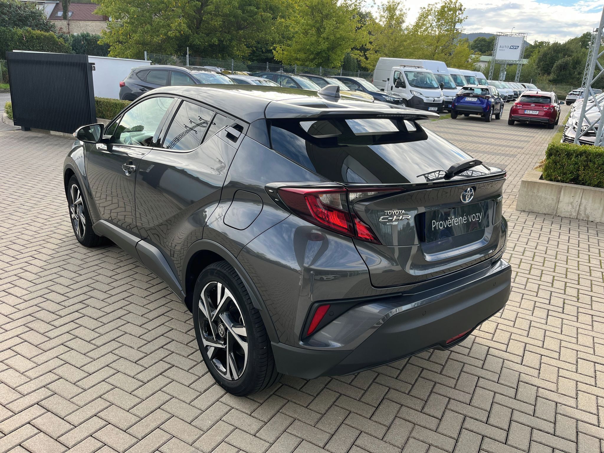 Toyota C-HR, 1.8 Hybrid e-CVT Style - fotka 4