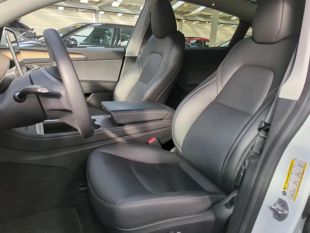 Tesla Model Y, RWD 220kw TZ SOH 93,1 % - fotka 6