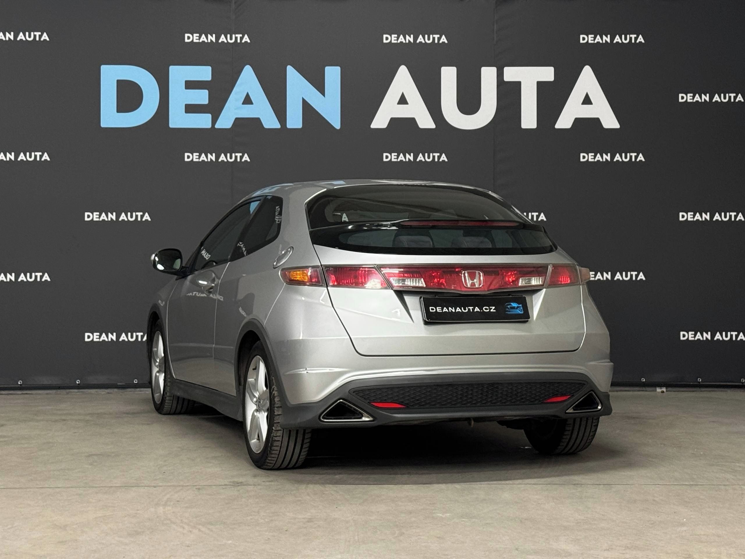 Honda Civic, 1.8 i-VTEC 103kw Aut. Klima - fotka 4