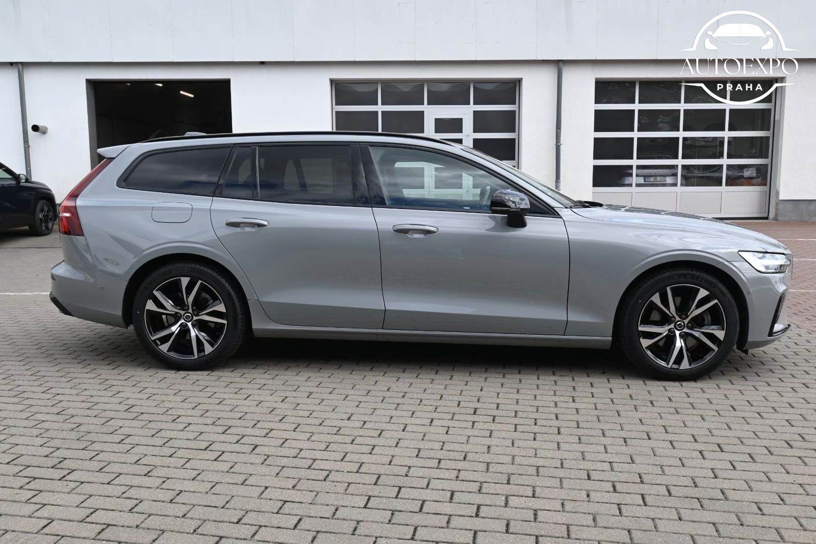 Volvo V60, B4 DKG Plus Dark*PANORAMA*360° - fotka 4