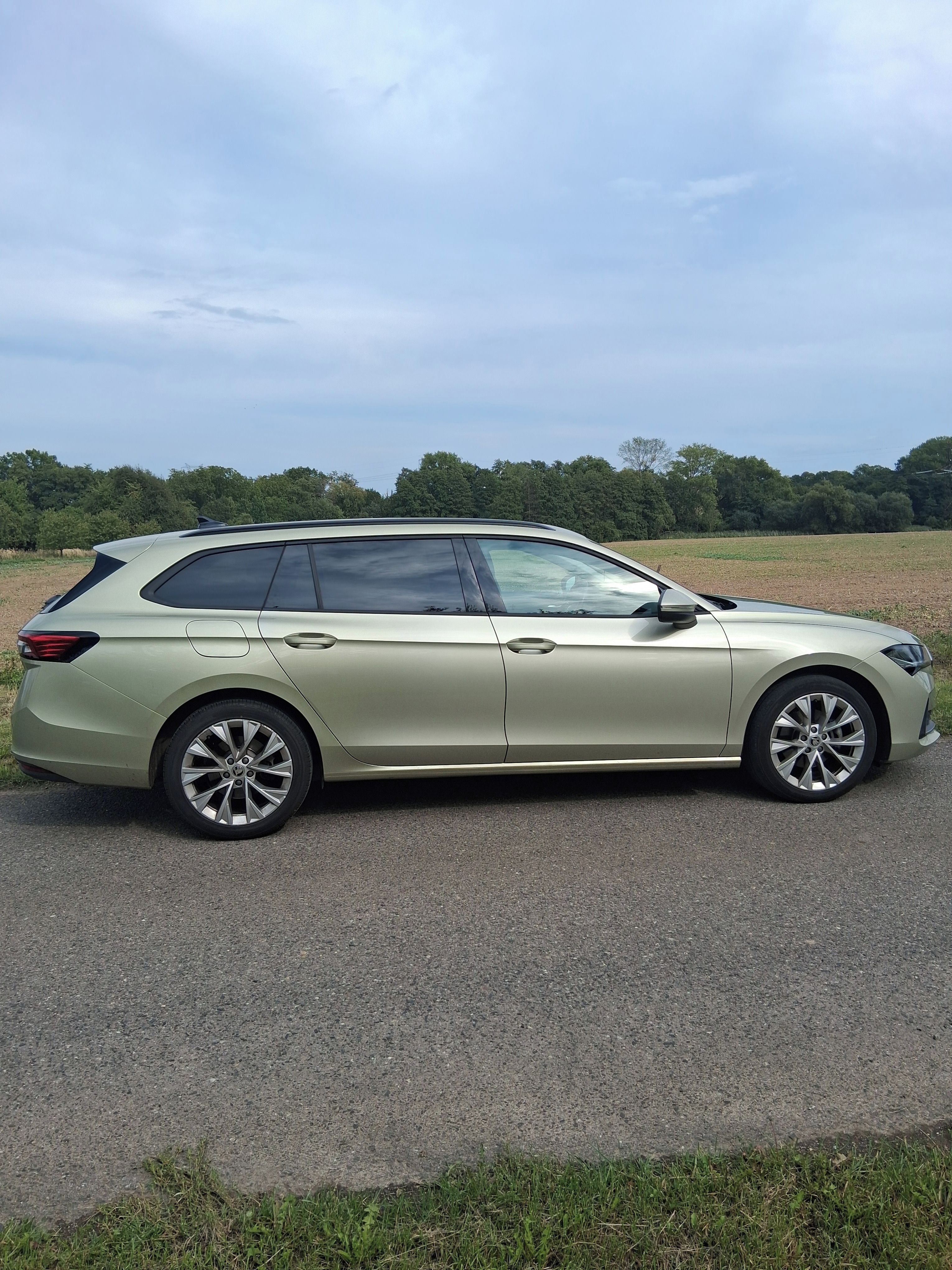 Škoda Superb, ŠKODA SUPERB   2.0 TDi DSG 7st - fotka 3