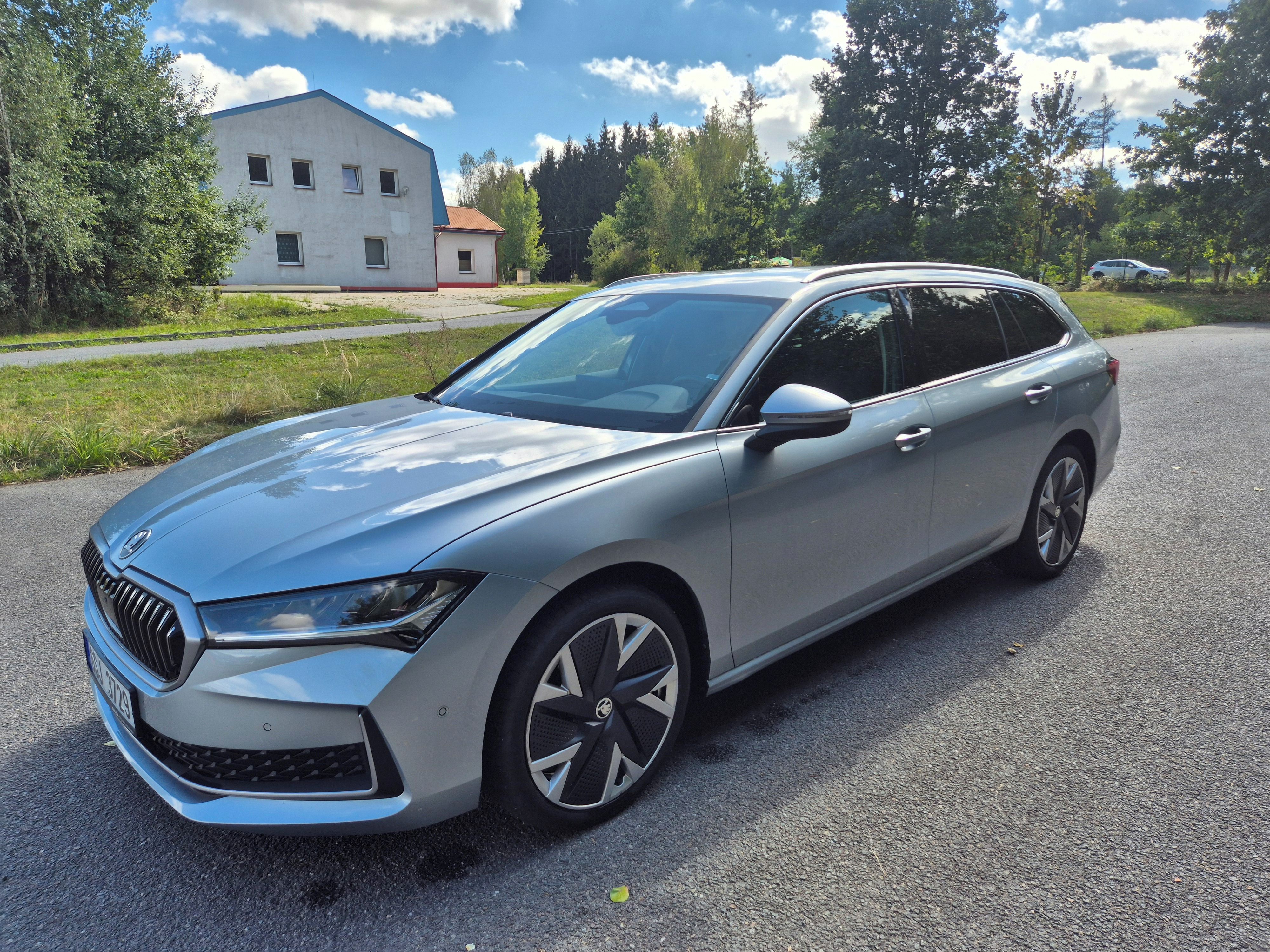 Škoda Superb, Škoda Superb 1,5 TSI m-HEV - fotka 3