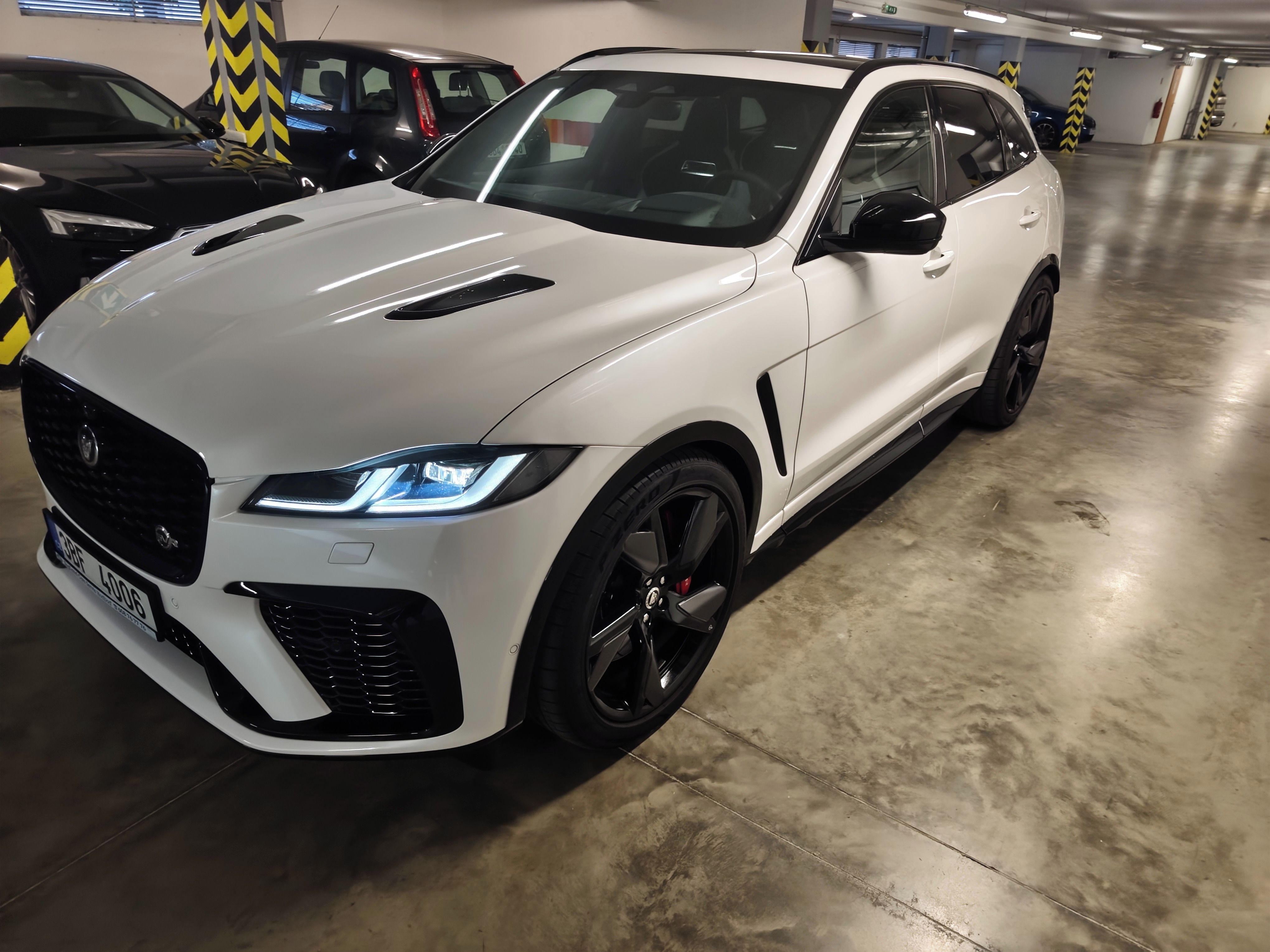 Jaguar F-Pace, 5,0 SVR - fotka 3