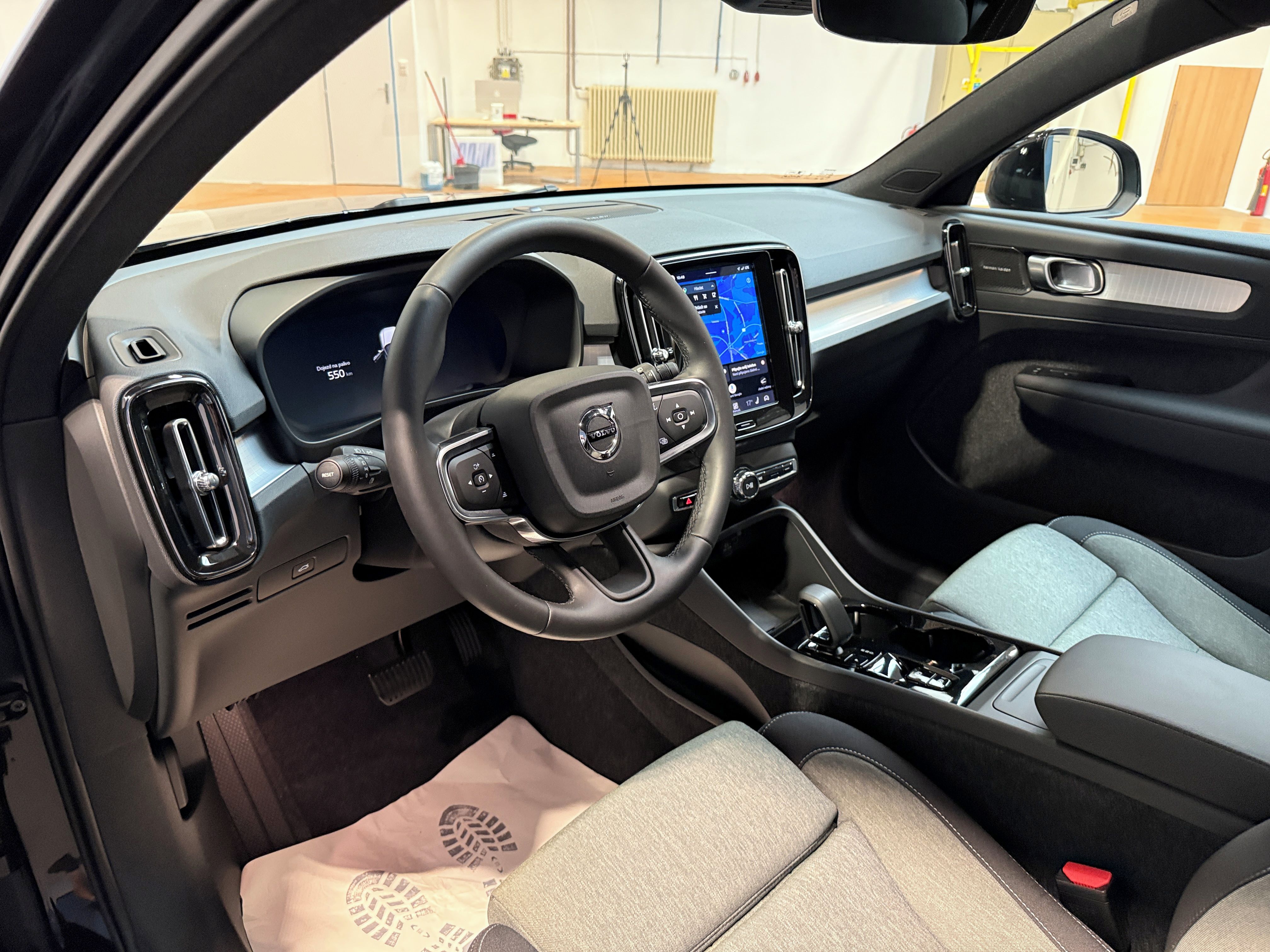 Volvo XC40, B3 Plus Dark DCT - fotka 6