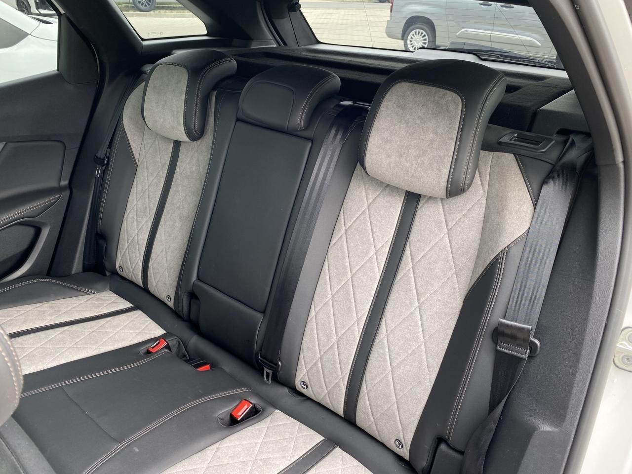 Peugeot 3008, GT HYBRID4 300 4x4 AT8 - fotka 6