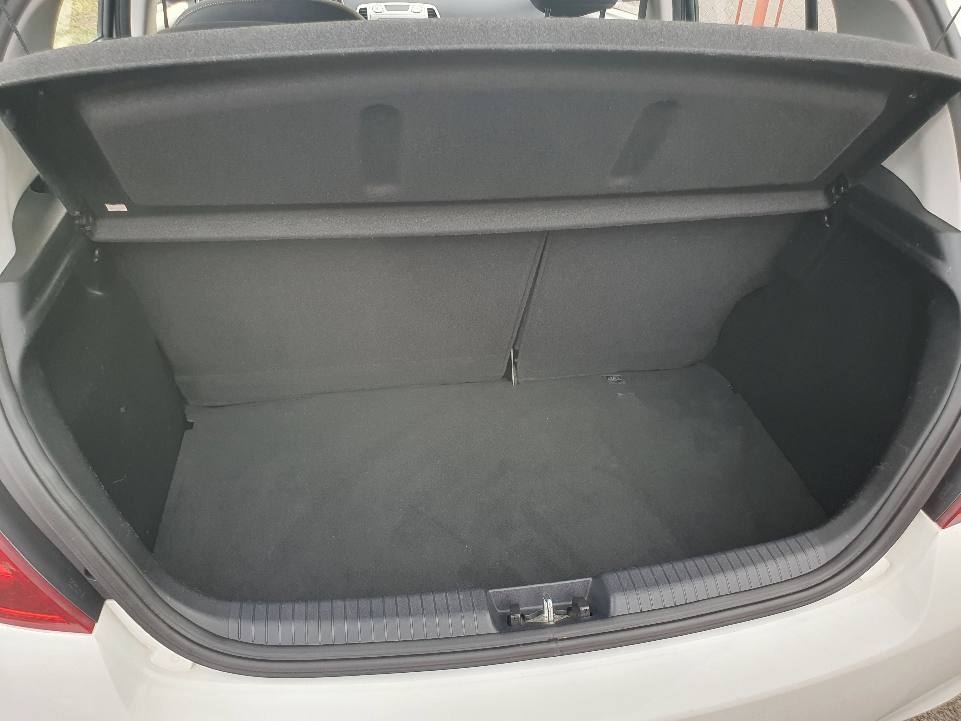 Hyundai i20, 75 000 km, benzín, manuál - fotka 6
