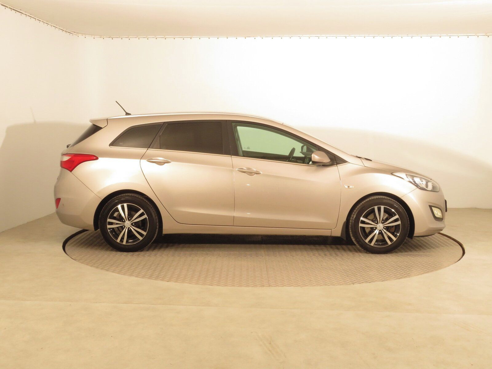 Hyundai i30, 1.6 MPI, Serv.kniha - fotka 6
