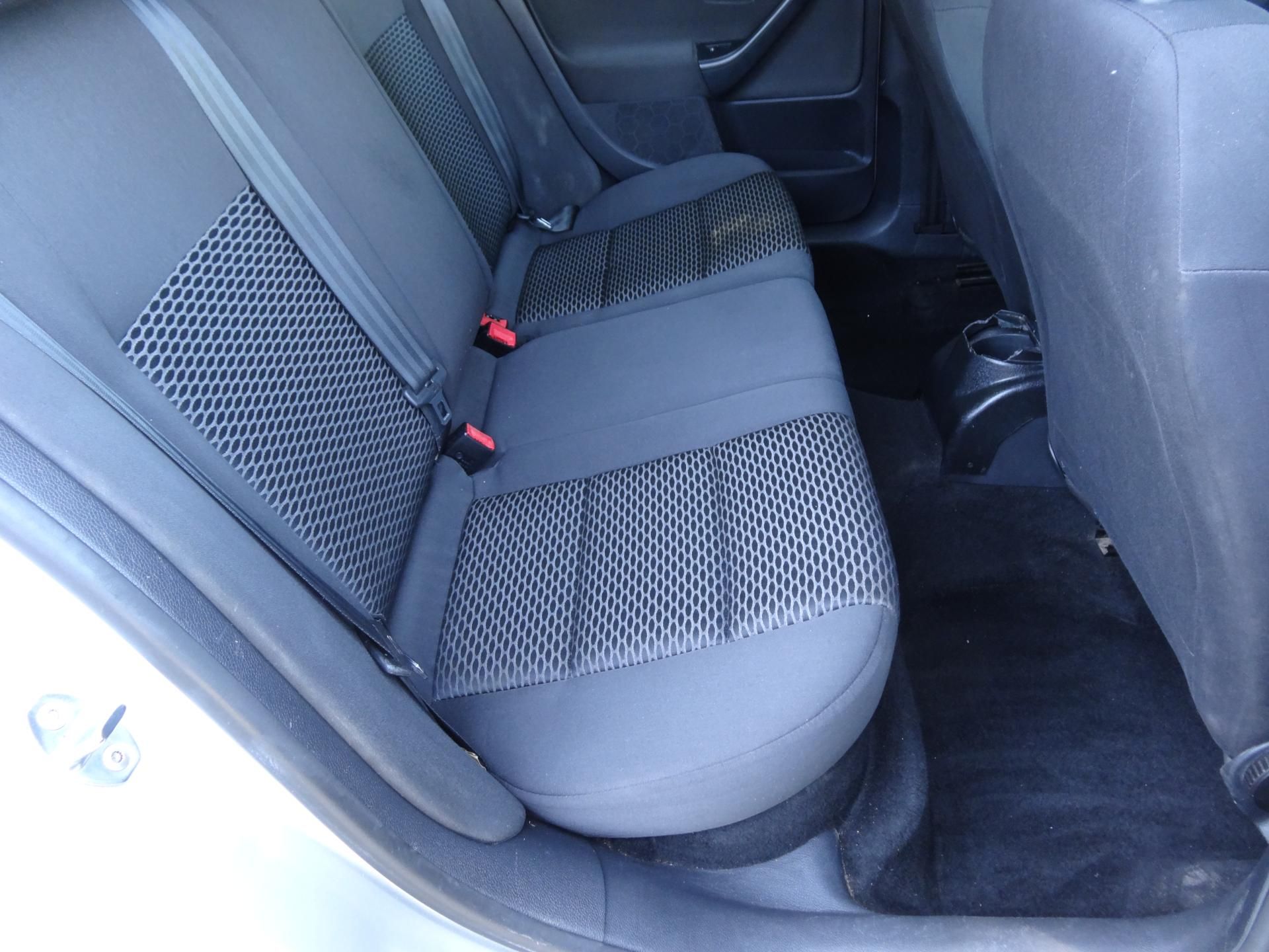 Volkswagen Golf, Kombi 1.6TDi Klima, Navi - fotka 6