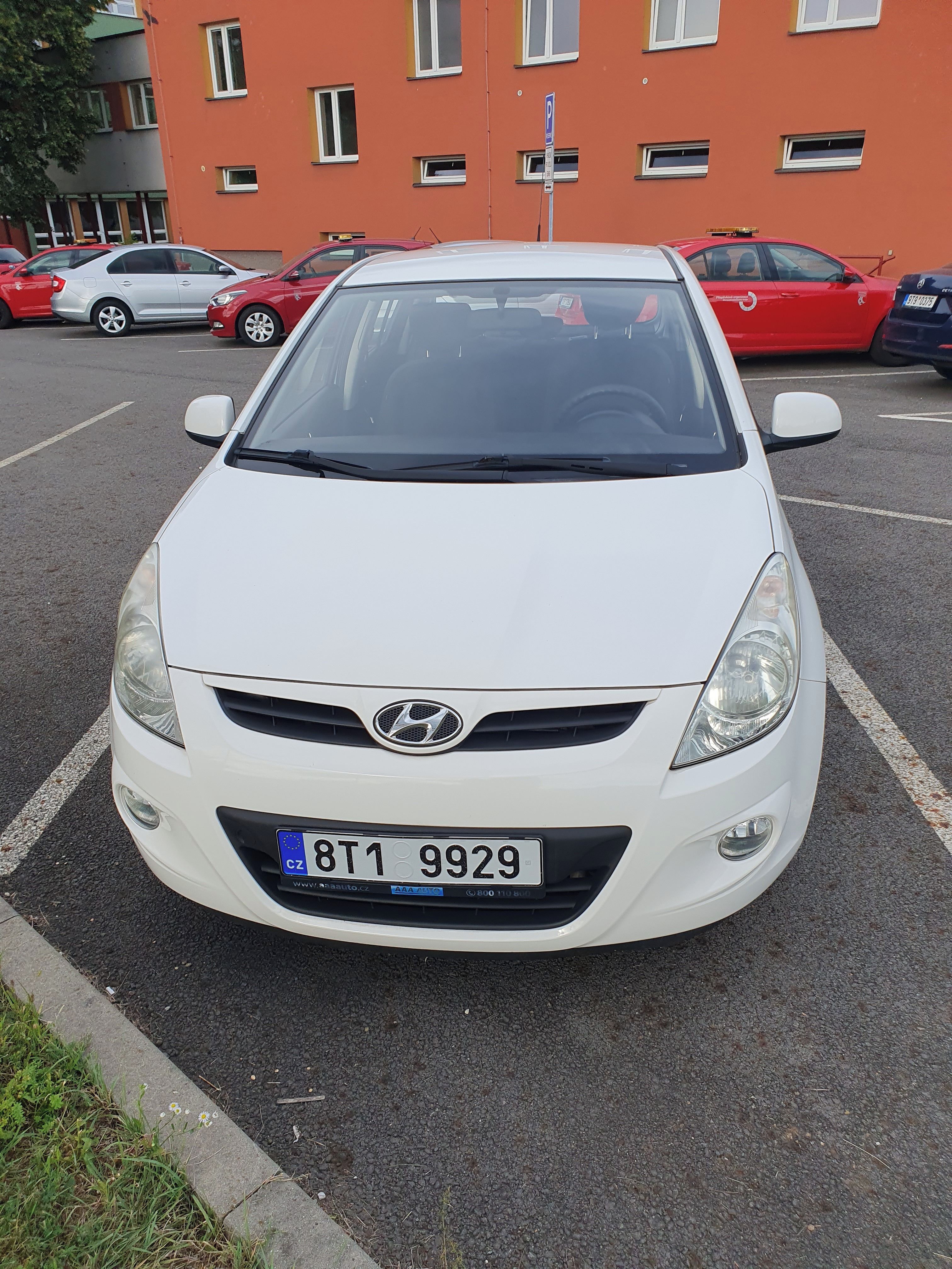 Hyundai i20, 75 000 km, benzín, manuál - fotka 4