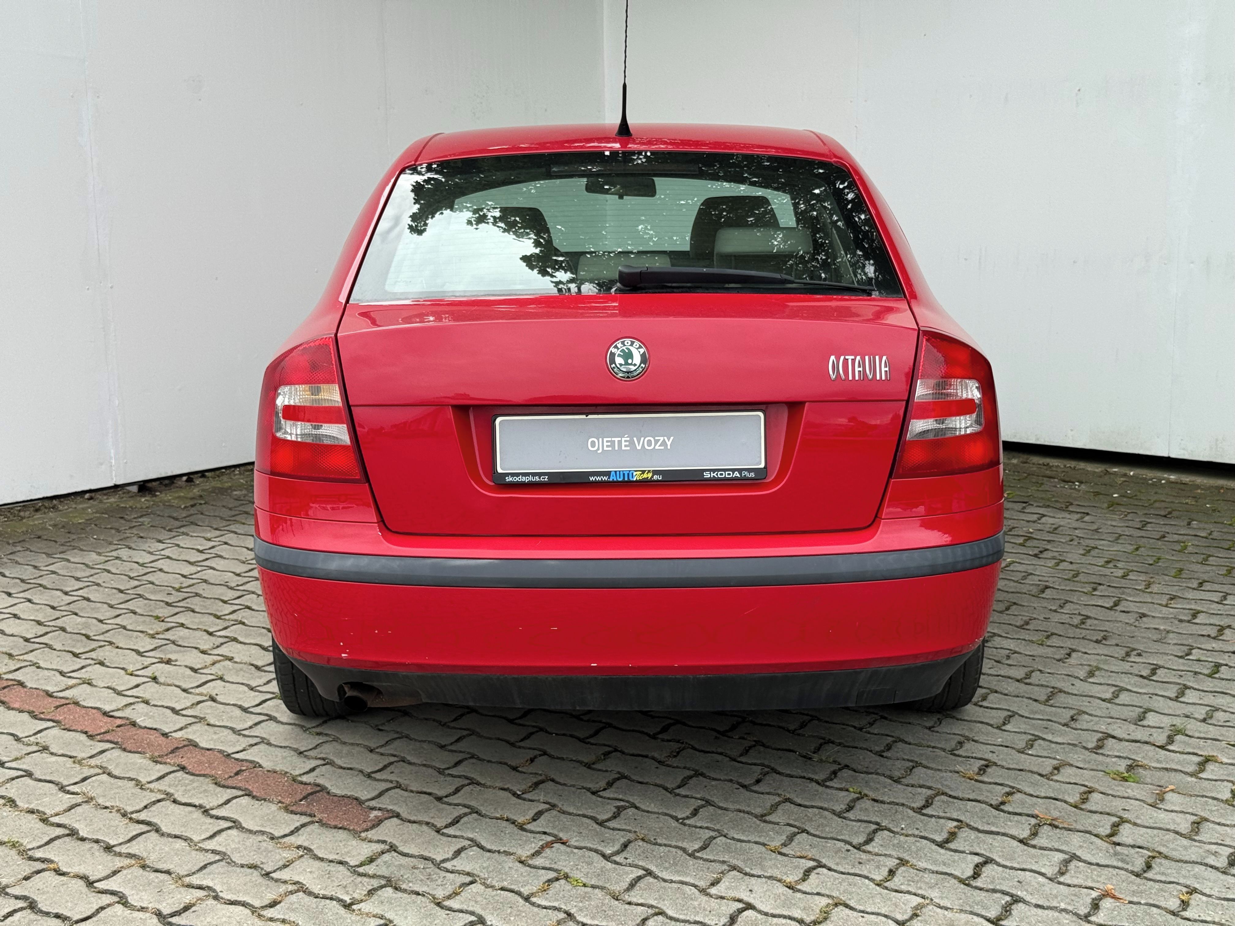 Škoda Octavia, 1,6 MPI / 75 kW Elegance - fotka 6