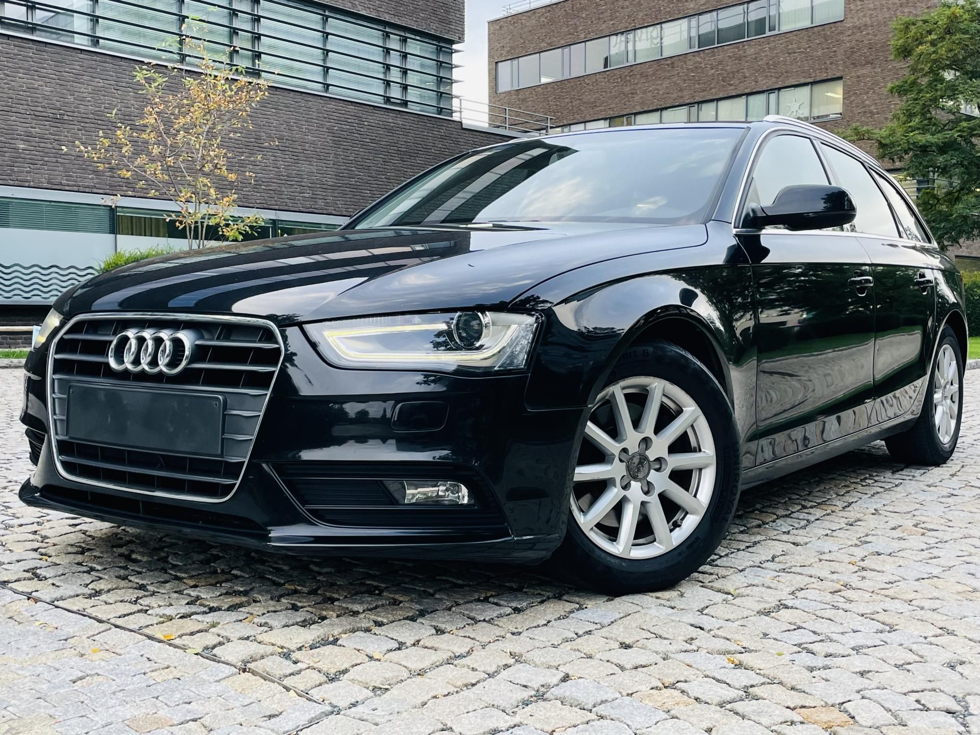 Audi A4, 2.0TDI MAN 1MAJITEL VÝHŘEV LED - fotka 2