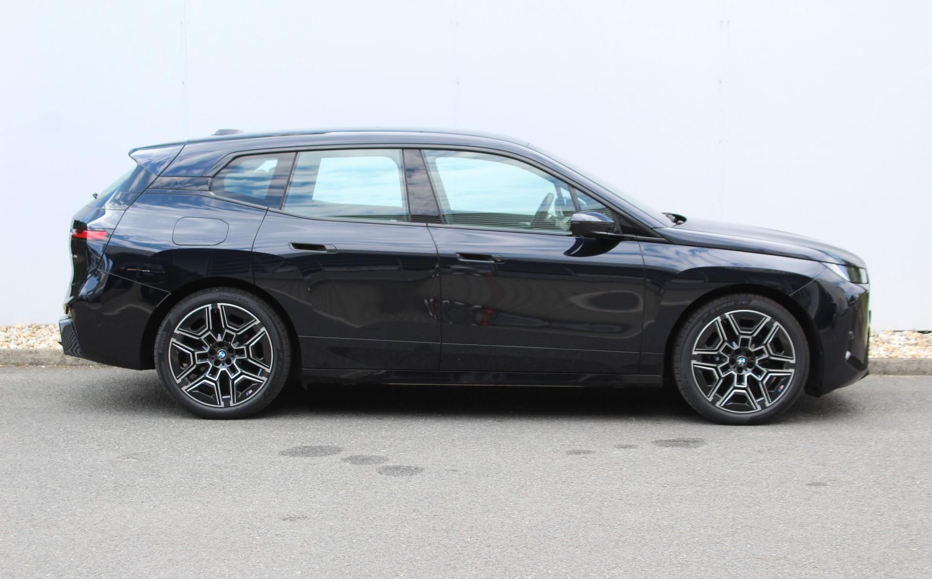 BMW iX, xDrive45, 300kW - fotka 3
