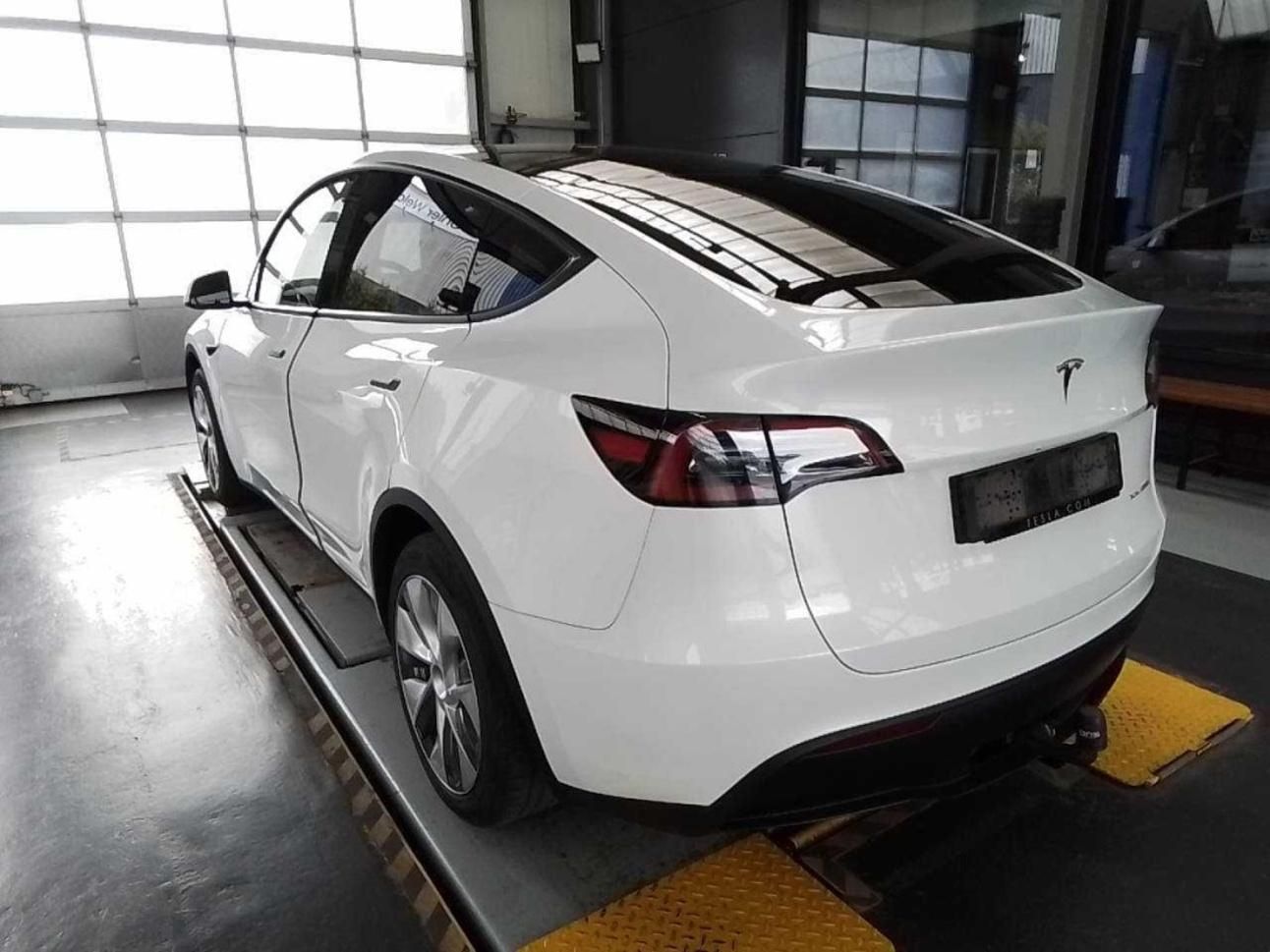 Tesla Model Y, RWD 220kw 94 % - fotka 2
