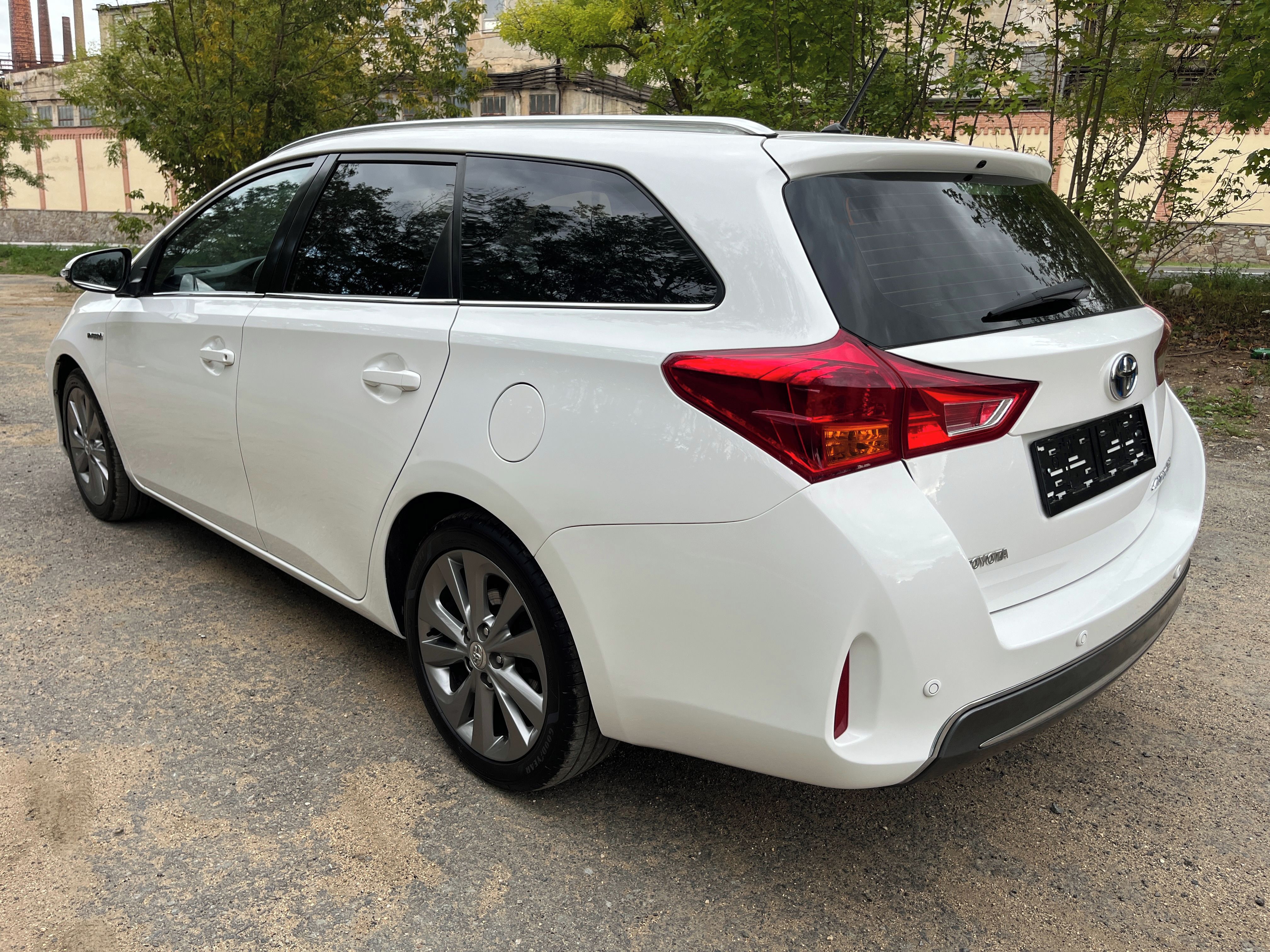 Toyota Auris, 1.8i 73kw - hybrid 1.majitel - fotka 4