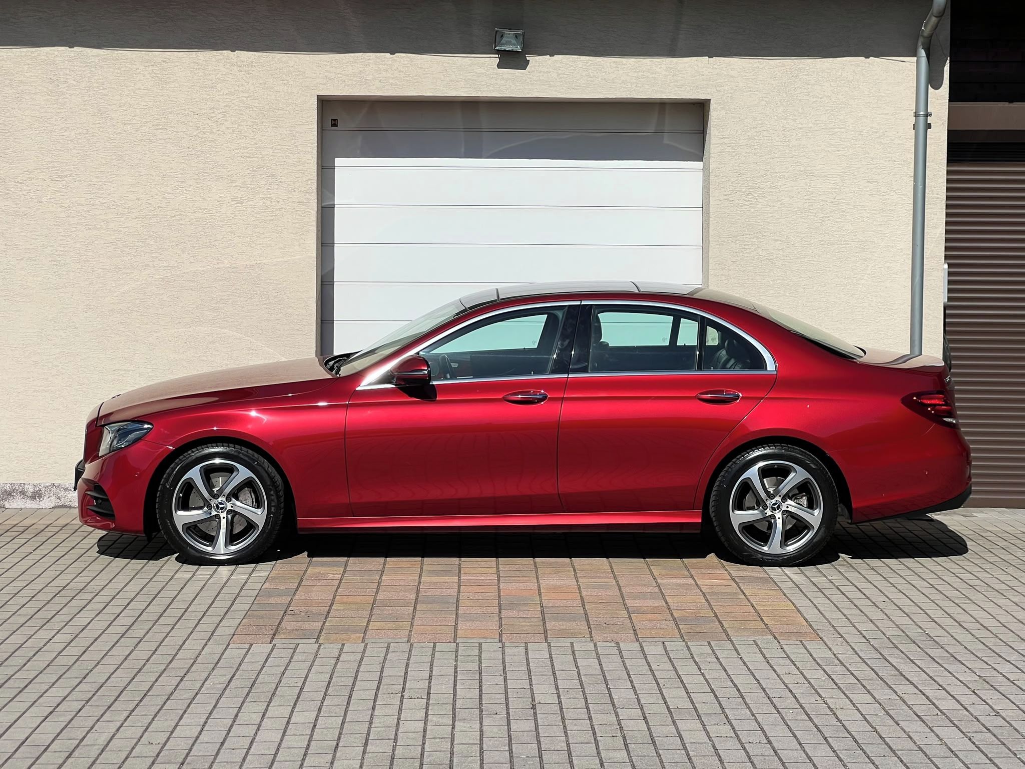 Mercedes-Benz Třídy E, 220d 4MATIC, vzduch, panorama - fotka 2