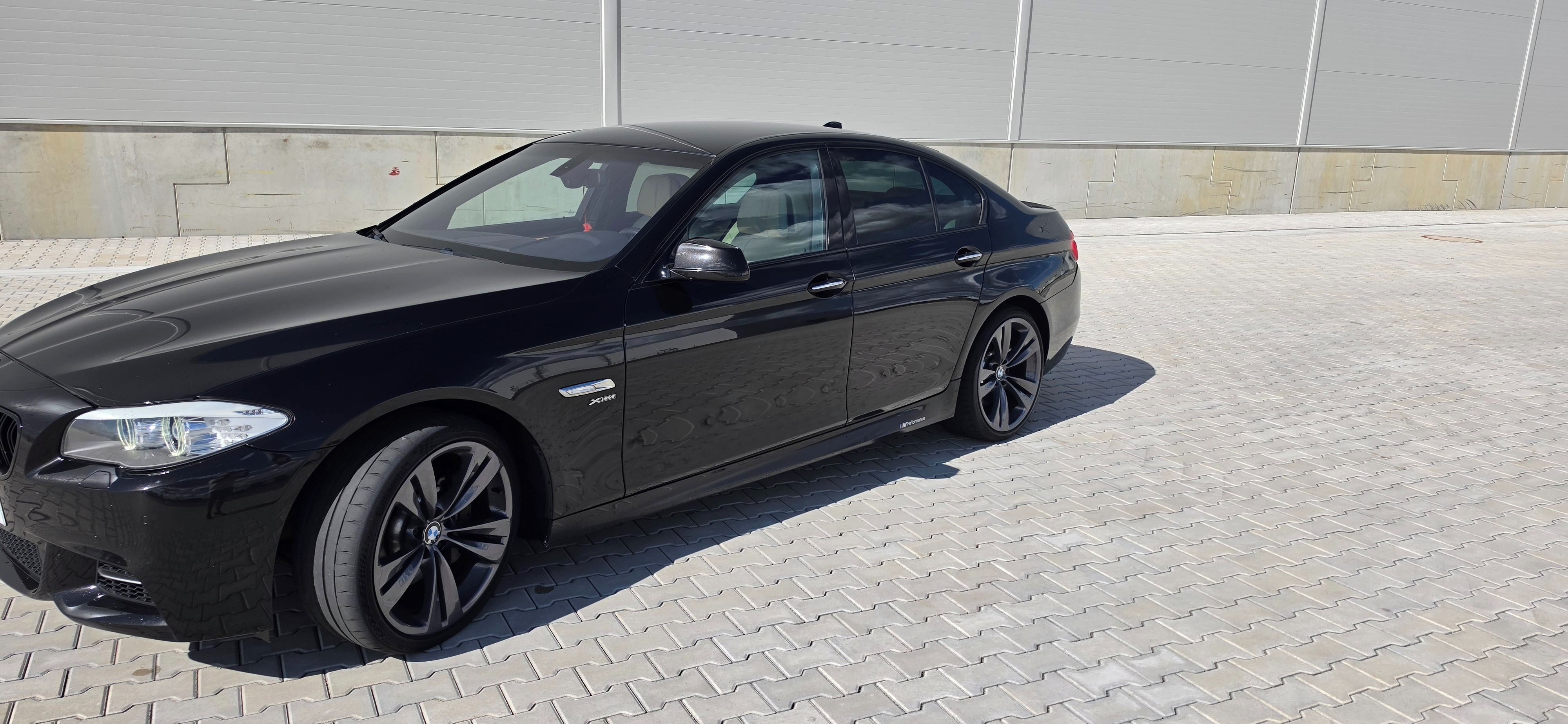 BMW Řada 5, 530d xDrive Mpacket Individual - fotka 2