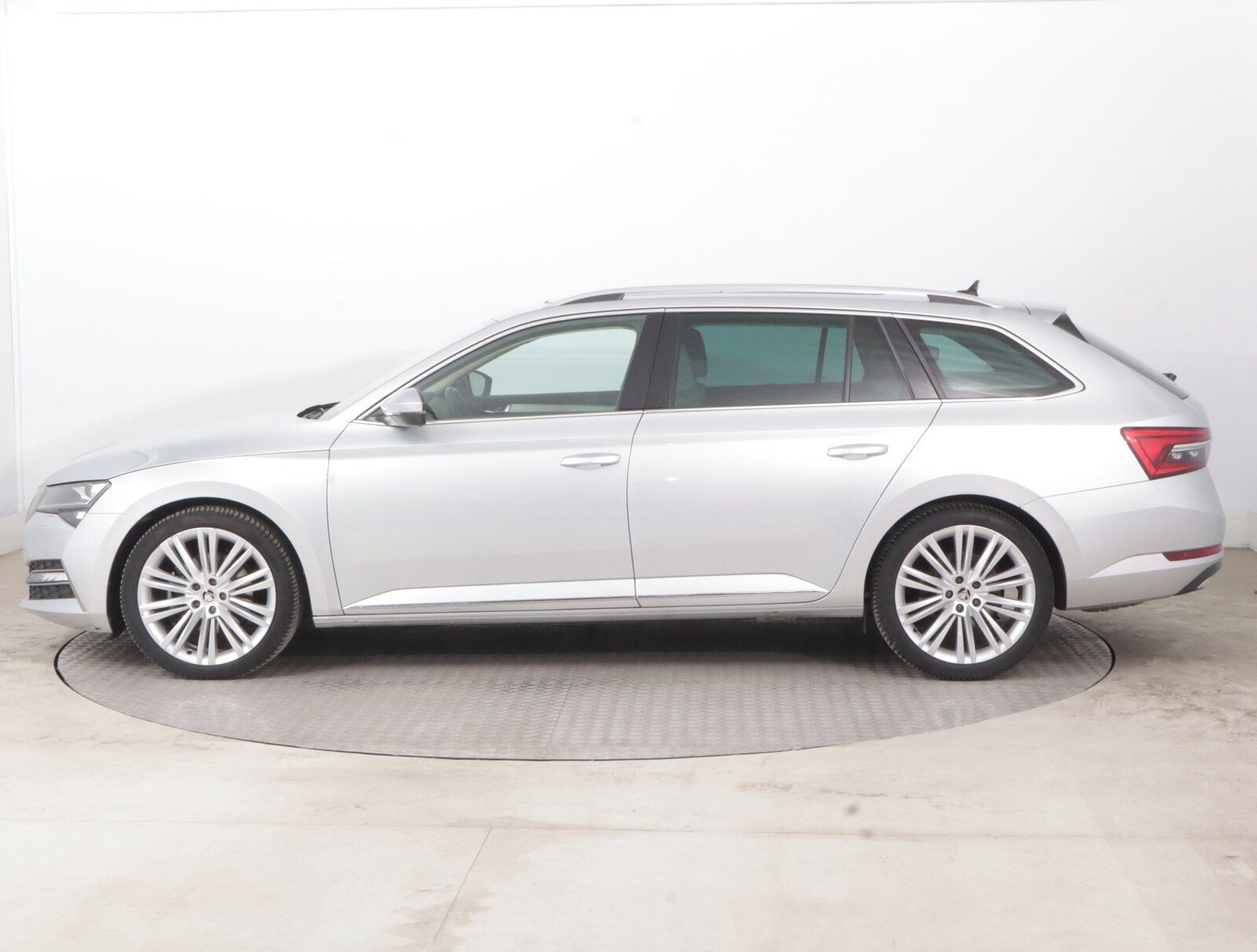 Škoda Superb, 2.0 TDI, Laurin&Klement - fotka 3