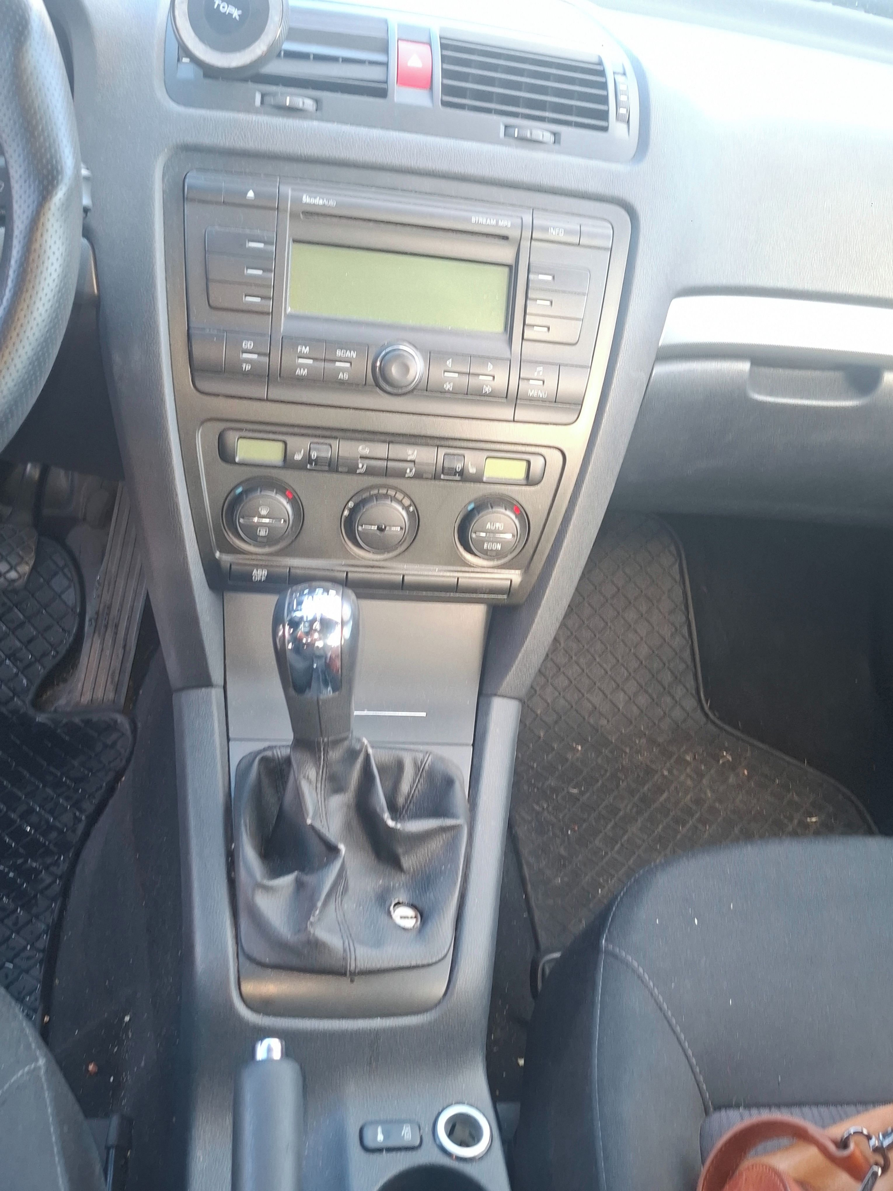 Škoda Octavia, Škoda Octavia 1.6 MPI - fotka 6