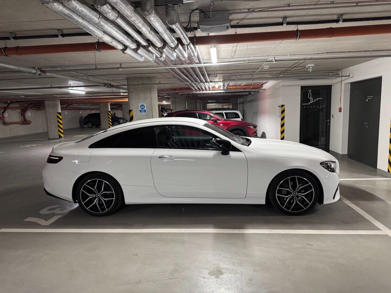 Mercedes-Benz Třídy E, 220 d Coupé AMG Line - fotka 4