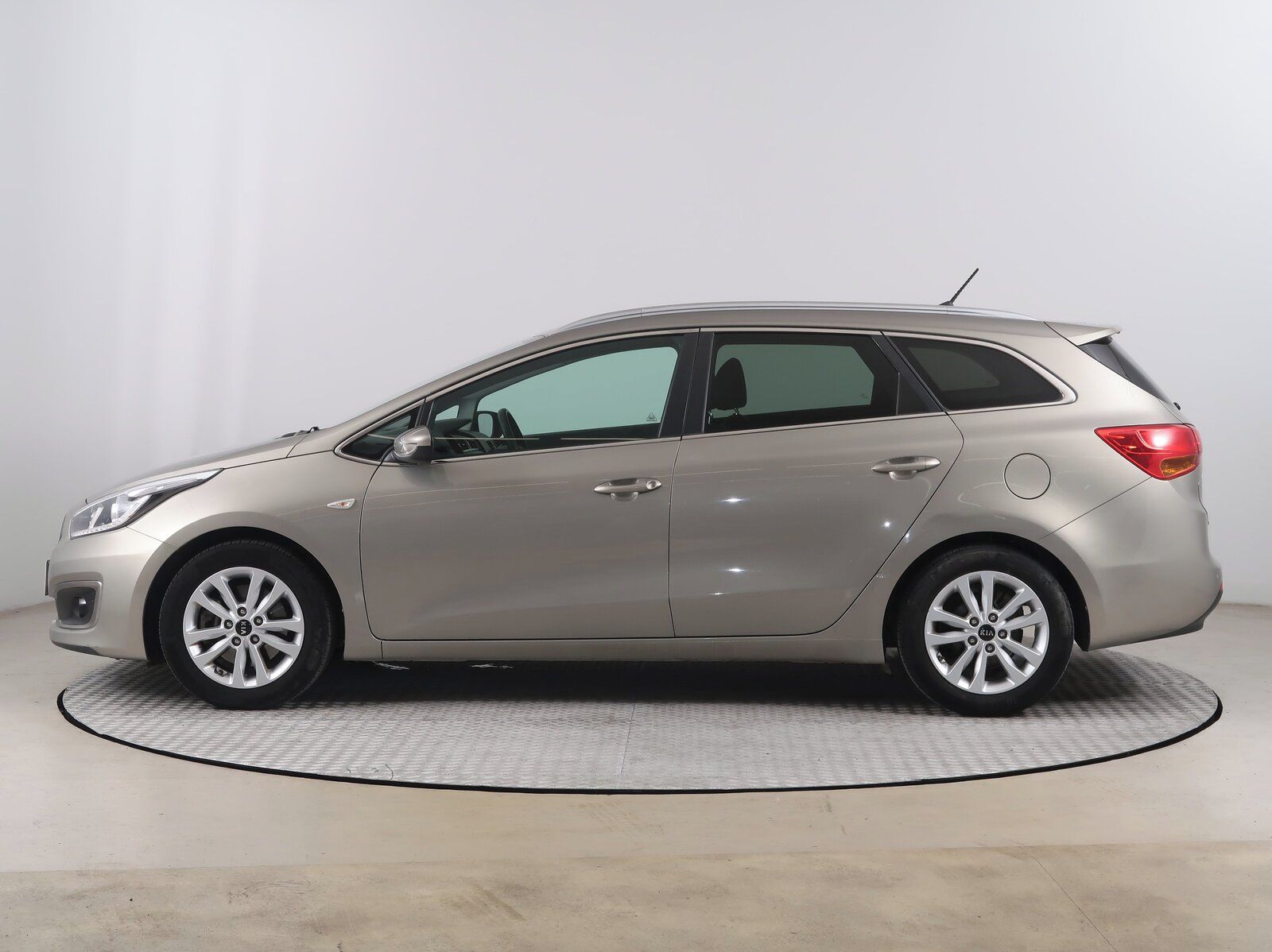 Kia Cee´d, 1.6 GDI, Silver, Serv.kniha - fotka 3