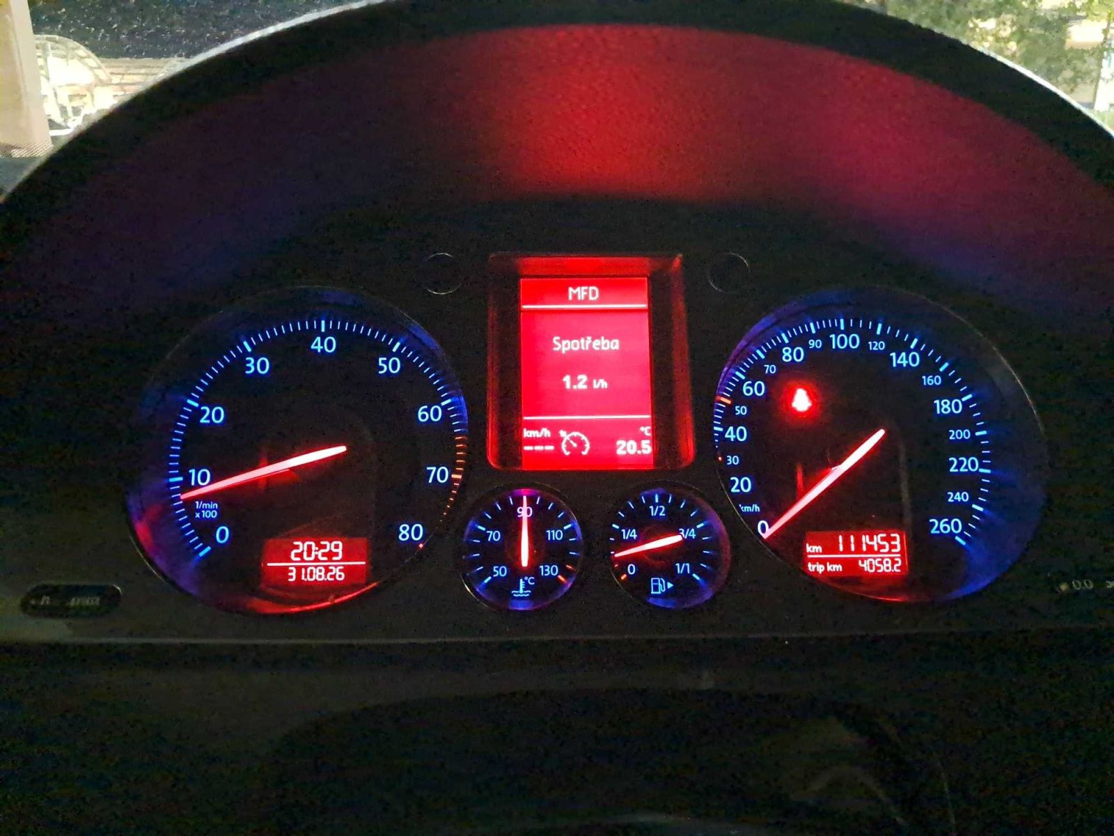 Volkswagen Passat, 1.6, Automatická klima - fotka 3